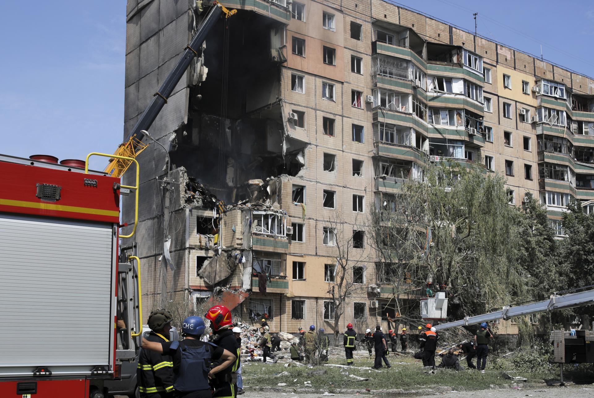 Equipamentos de resgate de trabalho em um edifício residencial danificado por um bombardeio russo estão situados na cidade de Kryvy Rih, no centro da Ucrânia. EFE/ARSEN DZODZAIEV