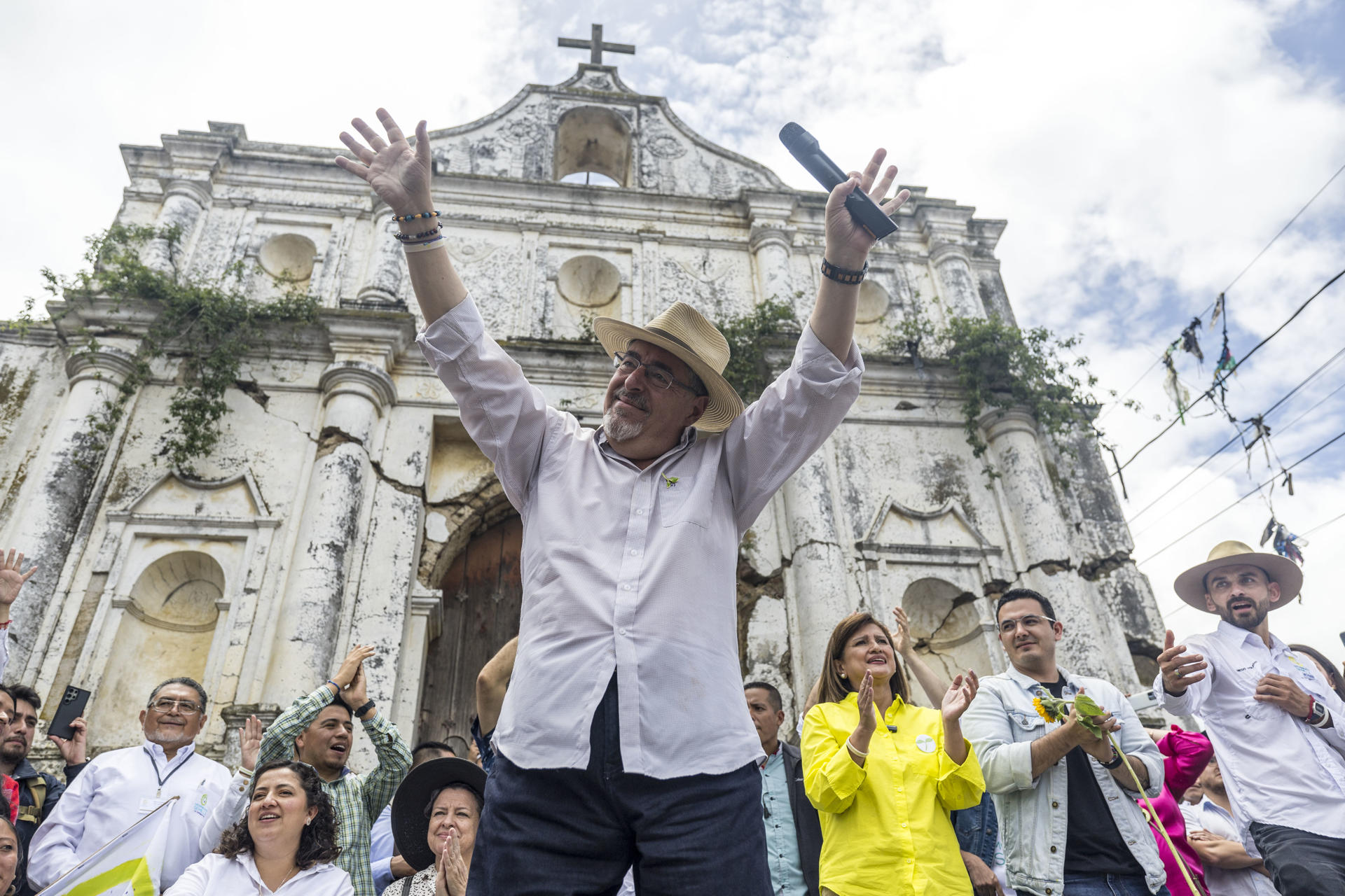 The progressive candidate of the Movimiento Semilla party, Bernardo Arévalo, holds a rally with his followers in the municipality of Santa María de Jesús, Guatemala, on July 16, 2023. EFE/Esteban Biba