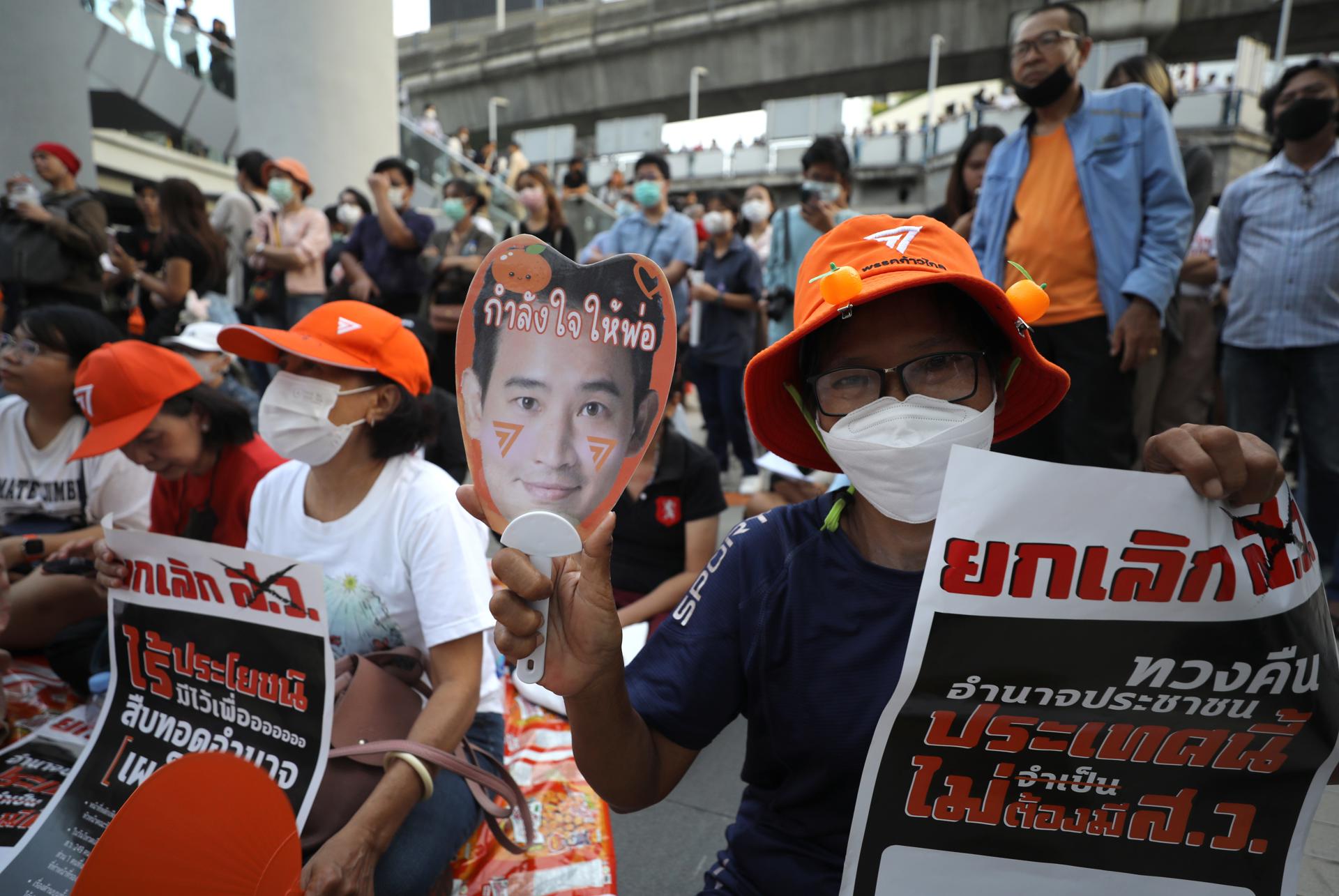 Supporters of Move Forward Party's leader and its prime ministerial candidate Pita Limjaroenrat hold signs against the Thai Senate as they gather for a protest outside the Bangkok Art and Culture Centre in Bangkok, Thailand, 14 July 2023. Hundreds of people gathered to protest against the Senate after the election front-runner Pita Limjaroenrat failed to secure a crucial vote to become Thailand's next prime minister in a joint session of the House of Representatives and Senate on 13 July. A majority of senators opposed voting for him. (Protestas, Tailandia) EFE/EPA/NARONG SANGNAK
