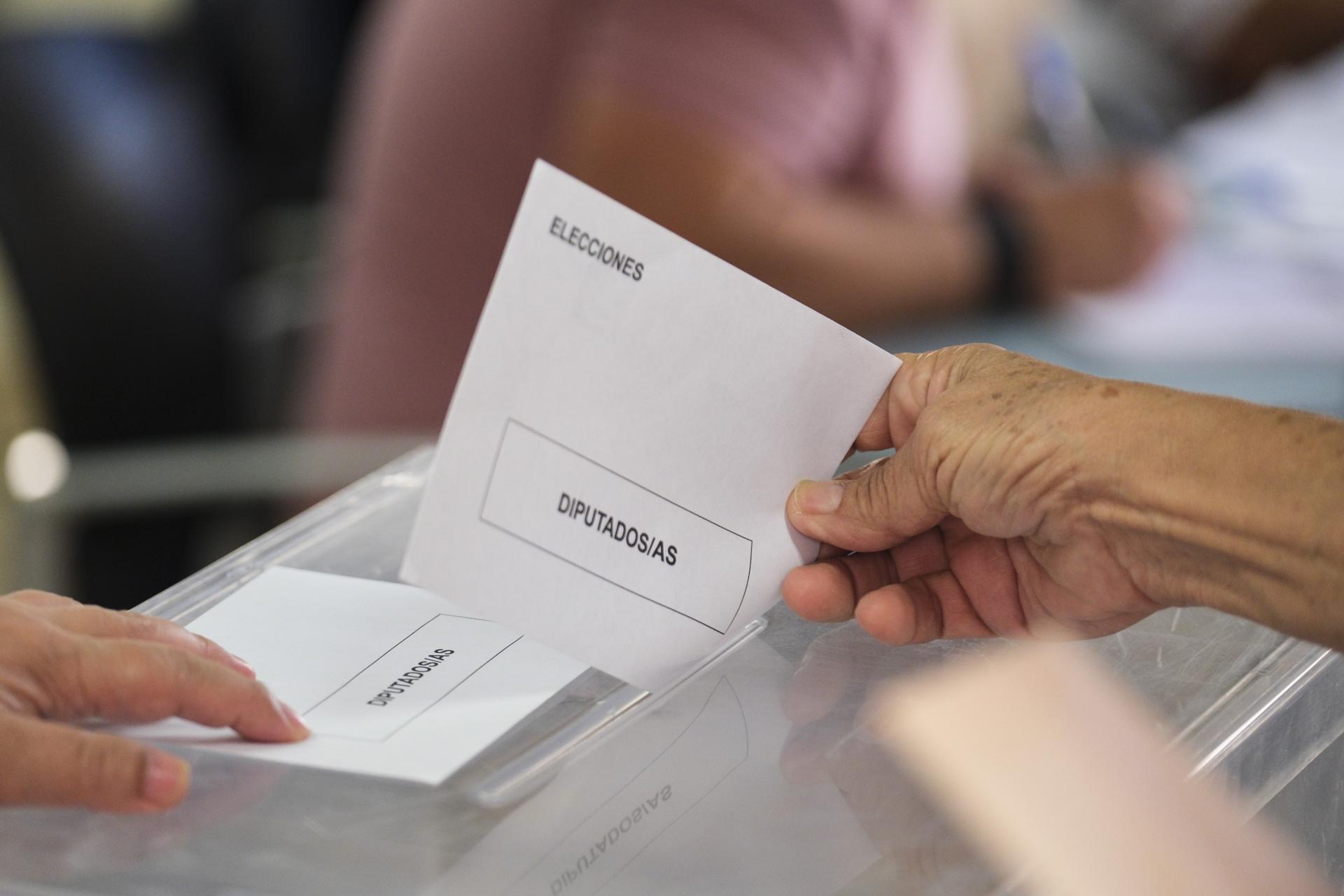 Una mujer vota con este domingo en un colegio electoral en el barrio de Ofra en Santa Cruz de Tenerife. EFE/Alberto Valdés