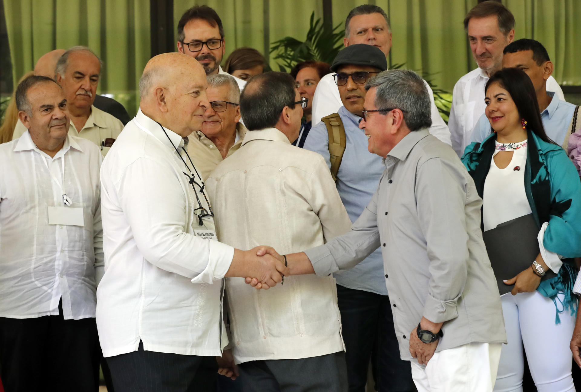 Otty Patiño (i), delegado del Gobierno colombiano y el negociador jefe del ELN, Israel Ramírez, alias 'Pablo Beltrán' (d), en una fotografía de archivo. EFE/Ernesto Mastrascusa