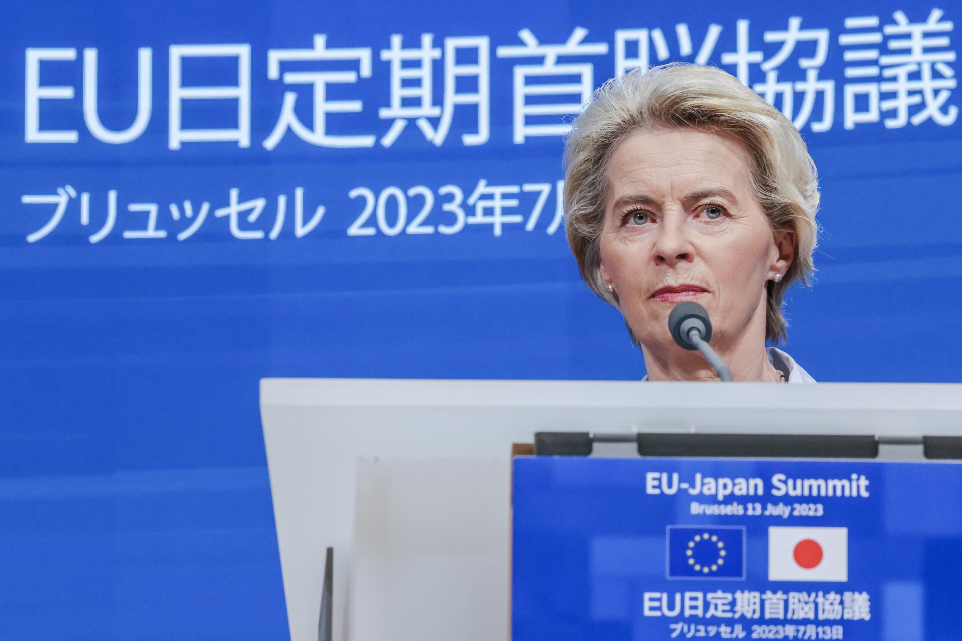 Brussels (Belgium), 13/07/2023.- European Commission President Ursula von der Leyen speaks during a press conference with Japan's Prime Minister Fumio Kishida and European Council President Charles Michel after the 29th EU-Japan summit in Brussels, Belgium, 13 July 2023. Japan is EU's closest partner in the Indo-Pacific region. The summit highlights this strong relationship as leaders take stock of progress on several partnerships and lay the ground for deeper cooperation. (Bélgica, Japón, Bruselas) EFE/EPA/OLIVIER MATTHYS