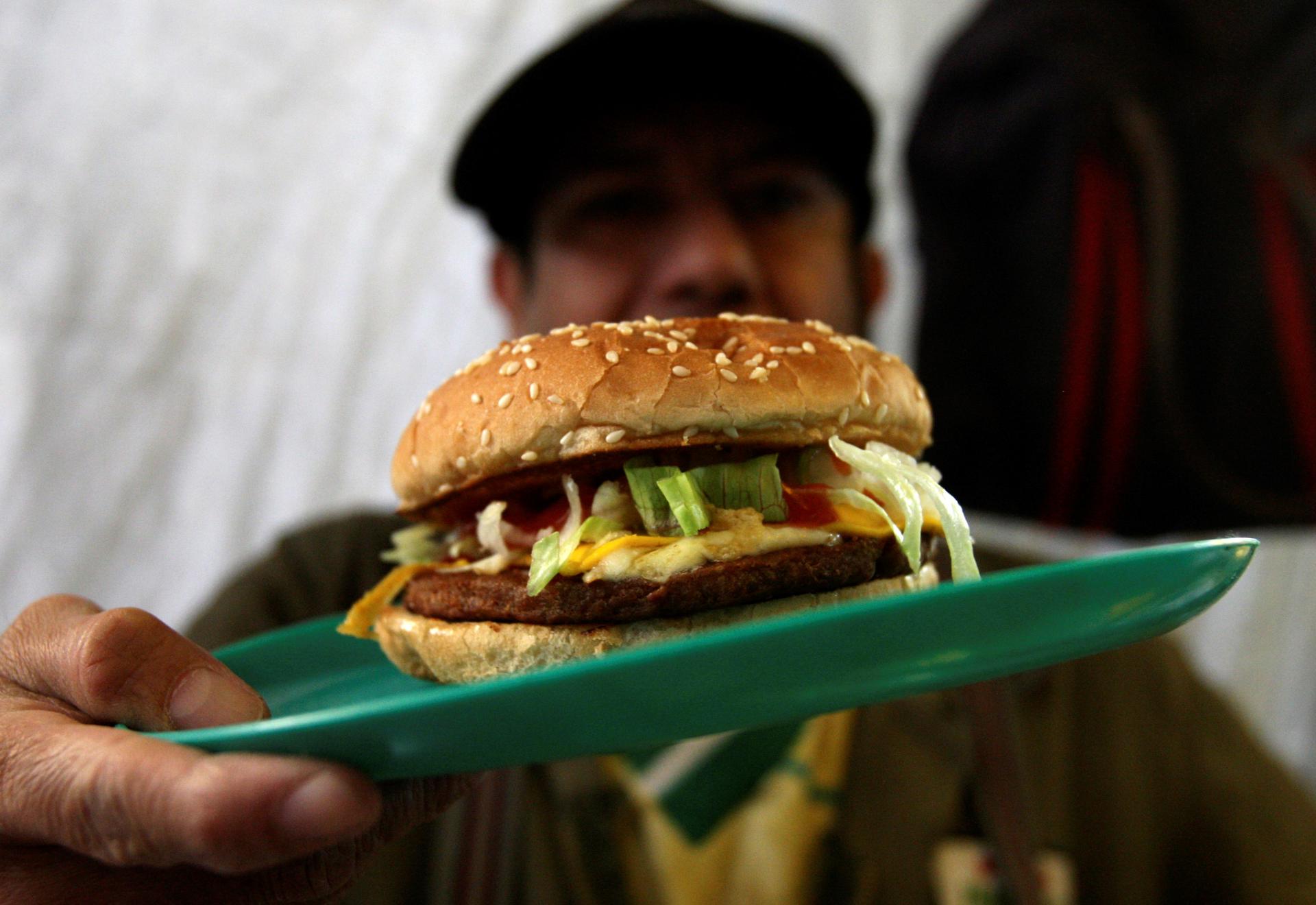Fotografía de archivo de una hamburguesa. EFE/ Mario Guzmán