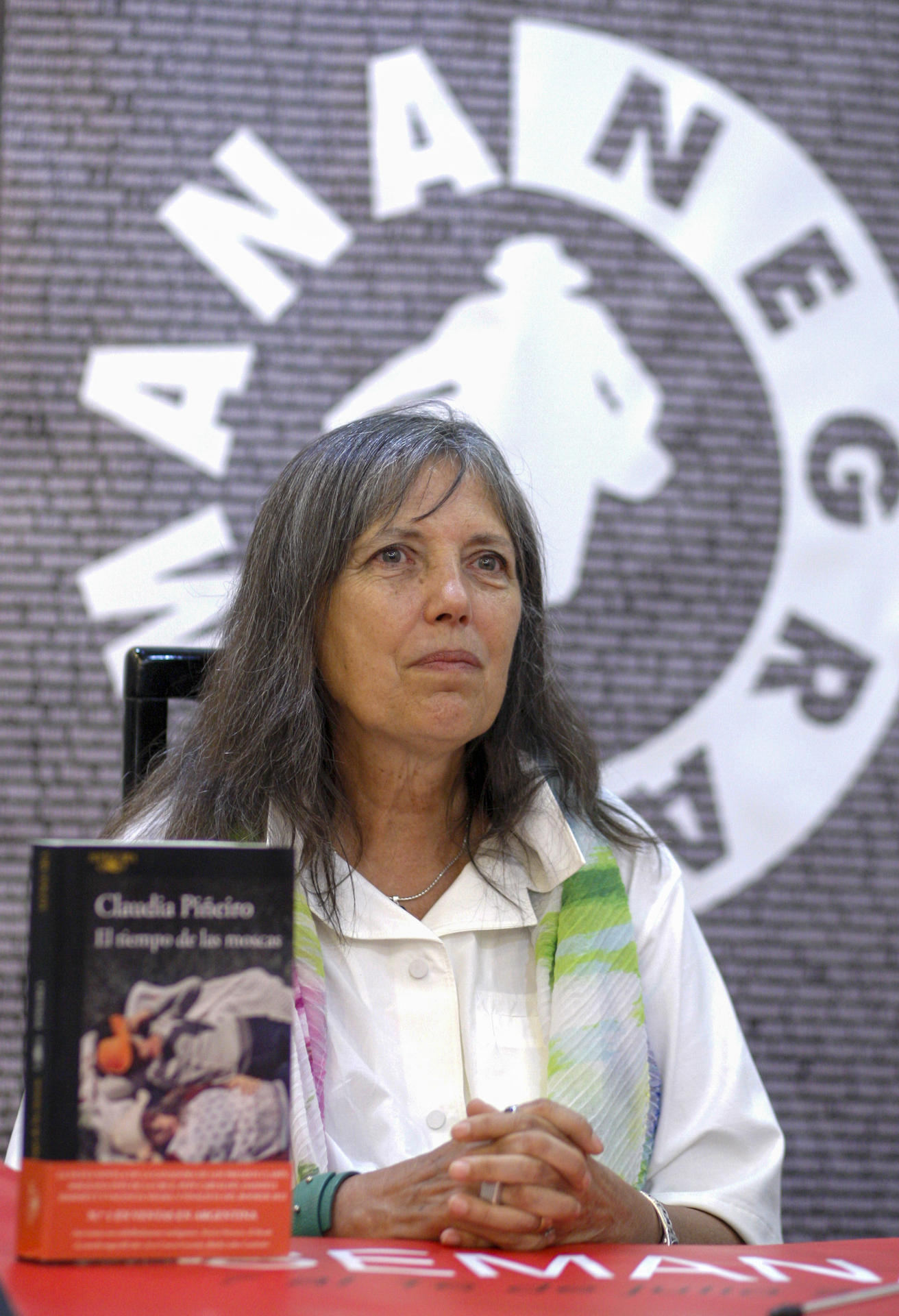 La escritora argentina Claudia Piñeiro este sábado en la Semana Negra de Gijón, donde opta a un segundo premio Dashiell Hammett de novela negra con "El tiempo de las moscas". EFE/Juan González.
