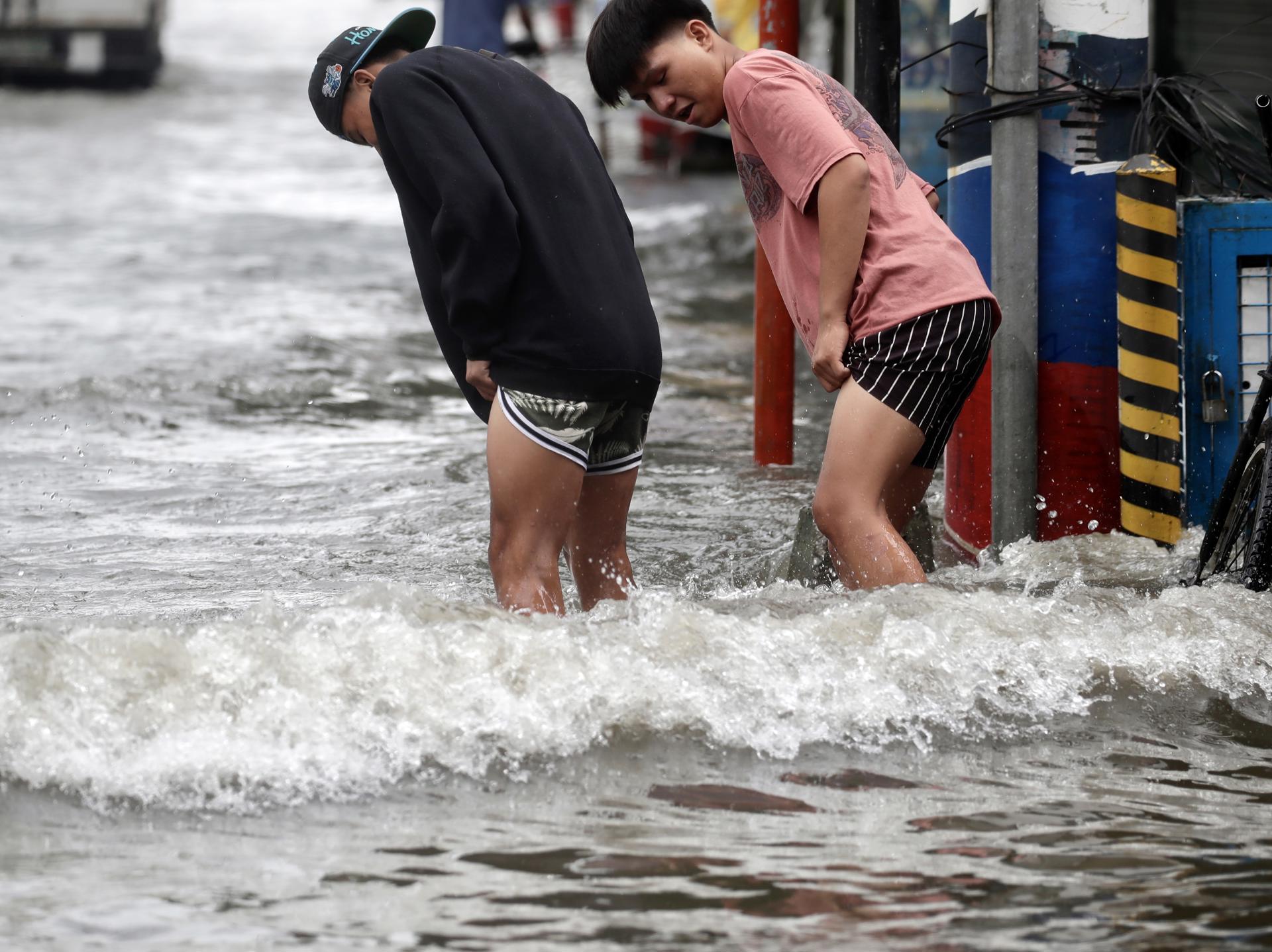 Filipinos wade through a flooded road in Valenzuela city, Metro Manila, Philippines, 29 July 2023. EFE-EPA/FRANCIS R. MALASIG
