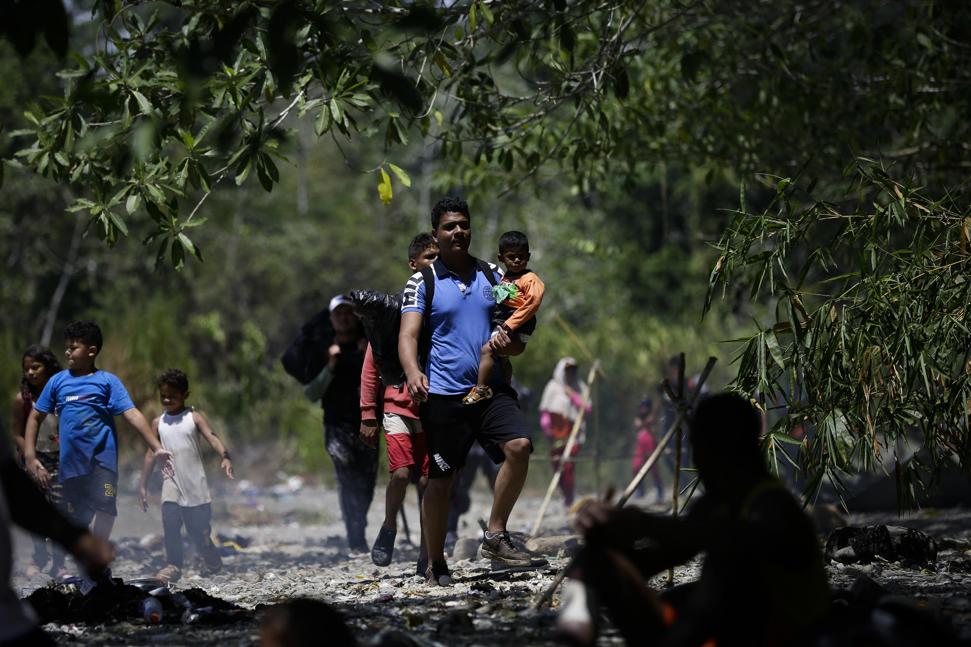 Grupos de personas migrantes caminan en la selva del Darién, para luego ser trasladados en canoa desde la Quebrada León hasta a la comunidad de Bajo Chiquito (Panamá). EFE/Bienvenido Velasco