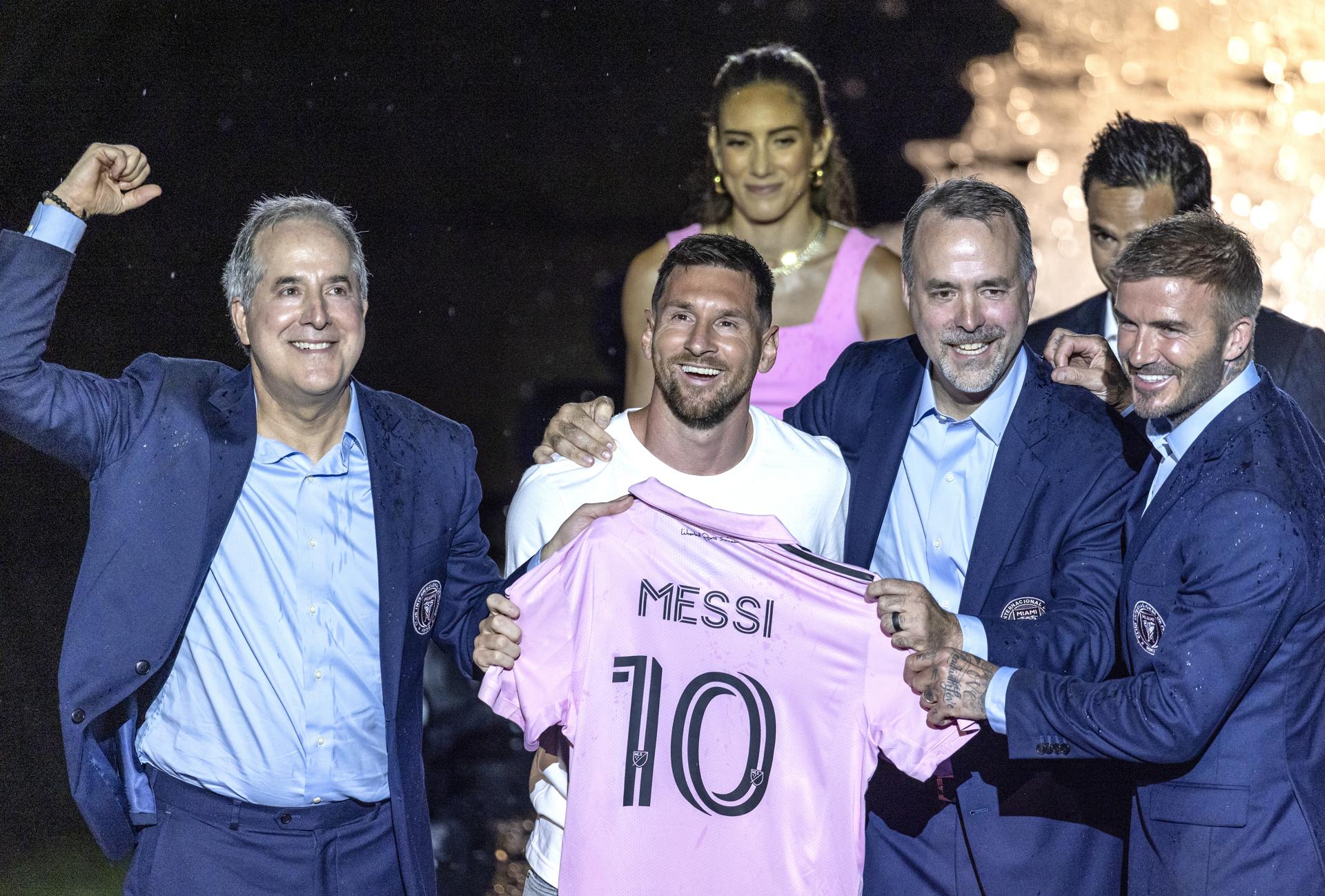 El argentino Lionel Messi sostiene su camiseta del Inter Miami CF durante su presentación como jugador del equipo, el 16 de julio de 2023, en el estadio DRV PNK, de Fort Lauderdale, Florida (Estados Unidos). EFE/Cristóbal Herrera