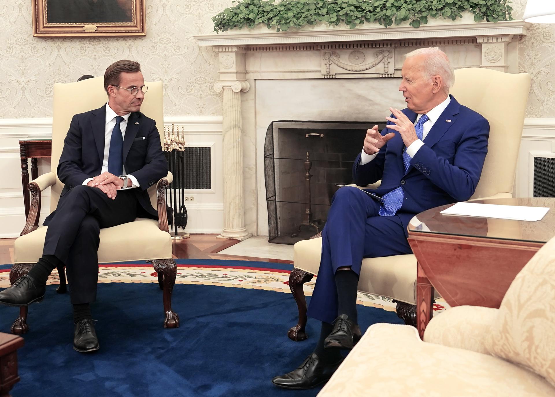 El presidente de EE.UU., Joe Biden (d), habla con el primer ministro de Suecia, Ulf Kristersson (i), este 5 de julio de 2023, en el DespachoOval de la Casa Blanca, en Washington. EFE/Chris Kleponis/Pool