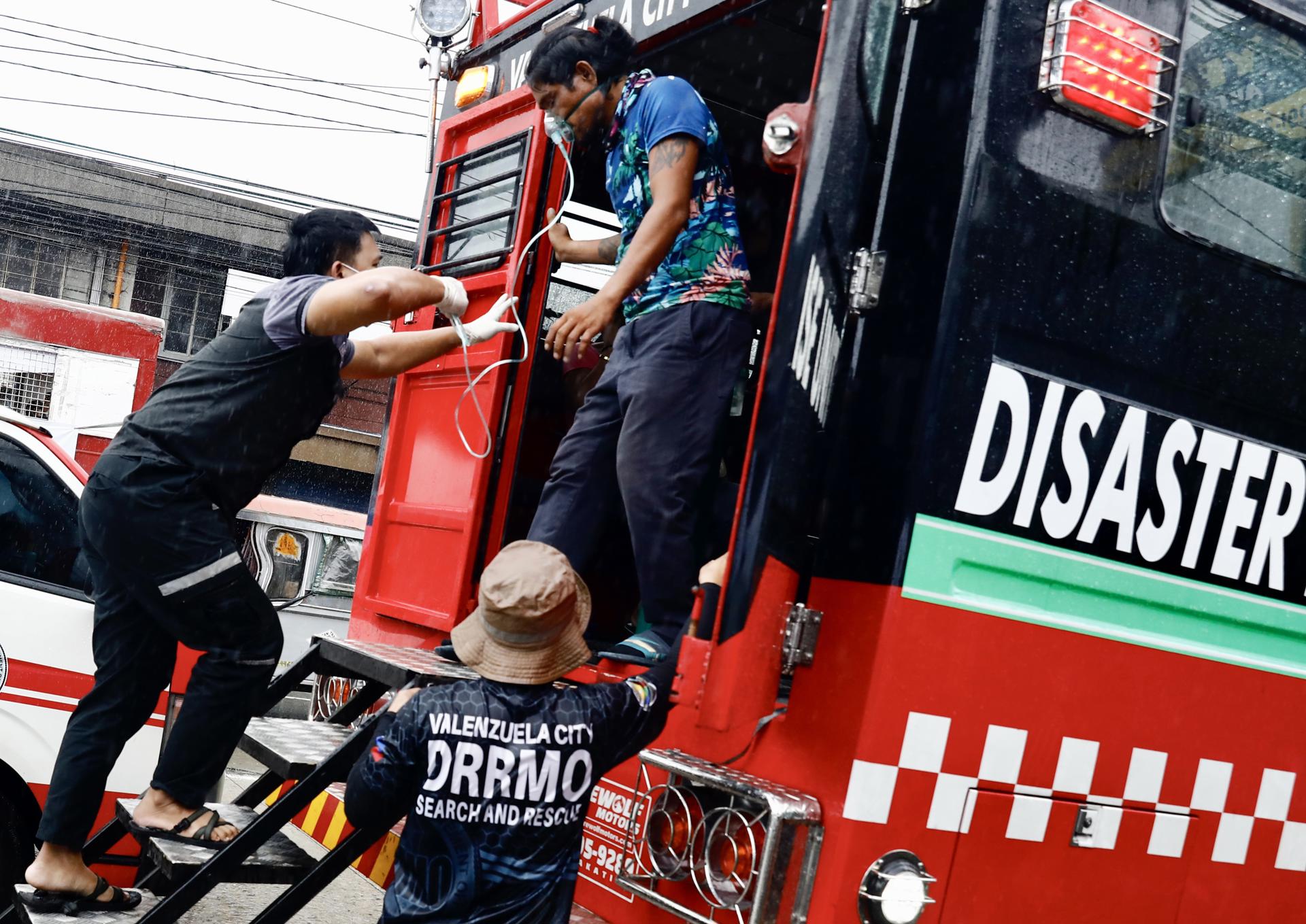 Rescuers transport a patient in the flood-hit city of Valenzuela, Metro Manila, Philippines, 29 July 2023. EFE-EPA/FRANCIS R. MALASIG
