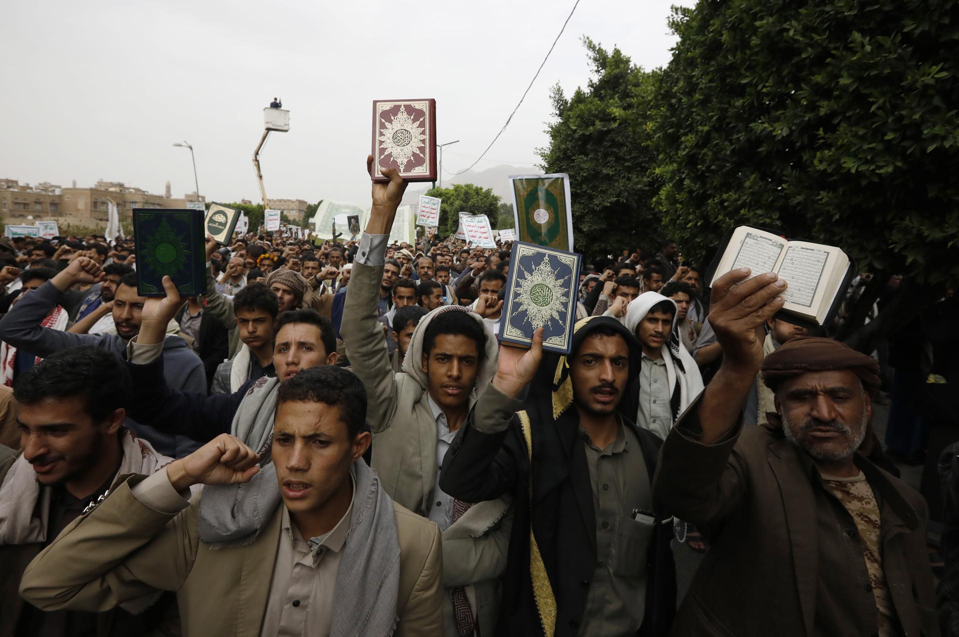 Miles de personas se manifestaron este lunes en la capital del Yemen contra las quemas de ejemplares del Corán en Suecia y Dinamarca. EFE/EPA/Yahya Arhab
