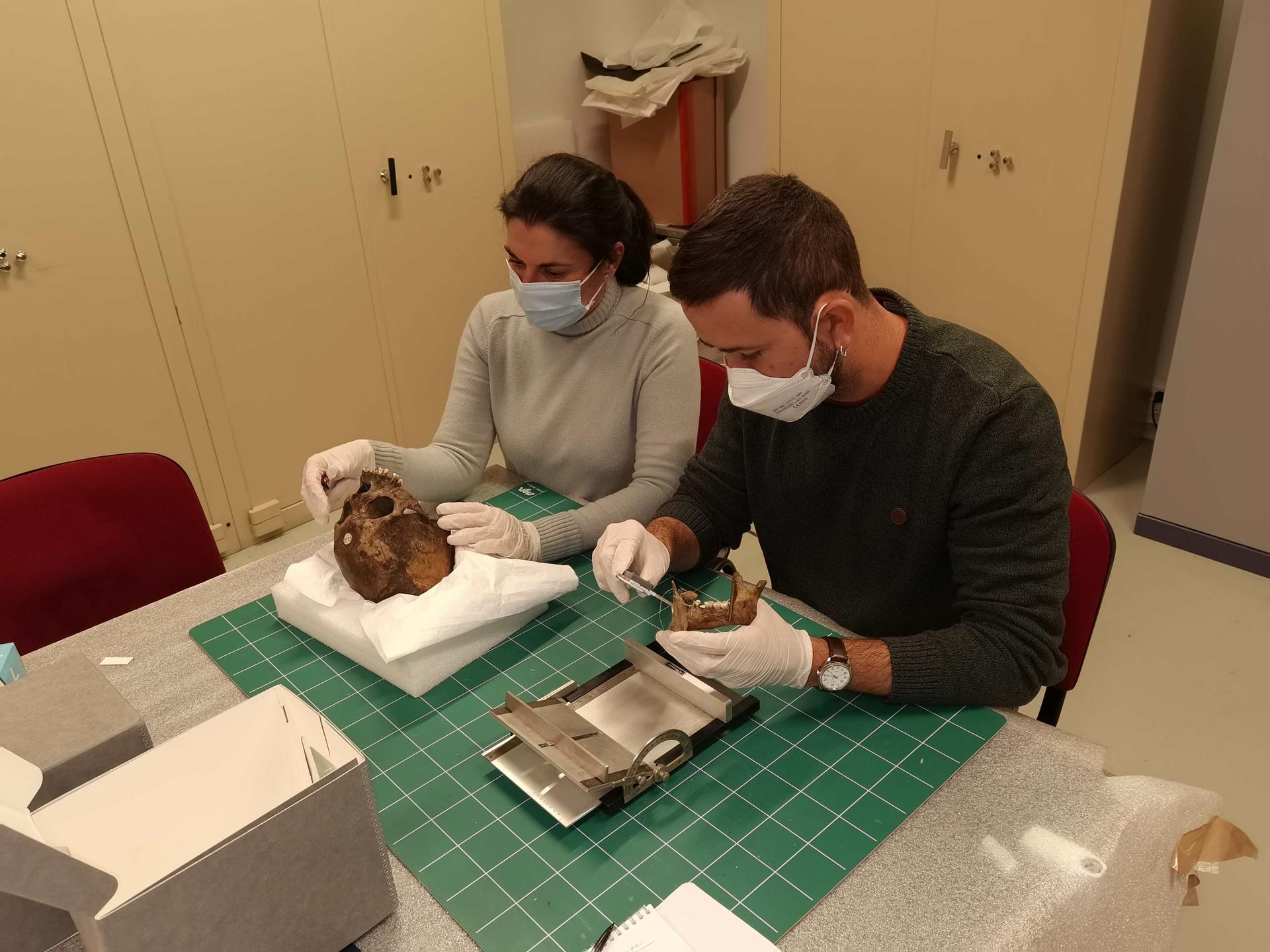 Investigadores de las dos universidades canarias analizan restos de pobladores aborígenes de la islas en el Museo del Hombre de París, en una imagen facilitada por la ULPGC.
