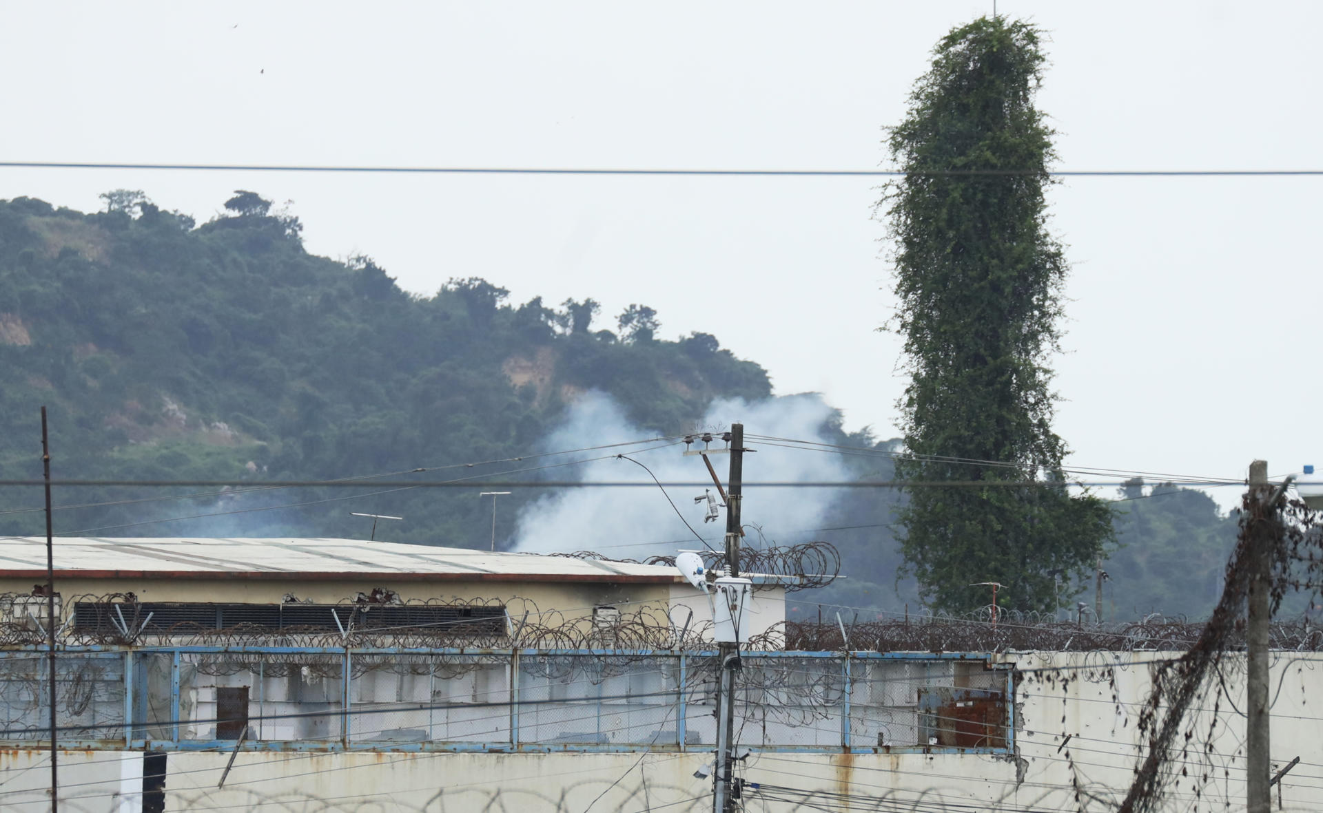 Una columna de humo sobresale en la Penitenciaría del Litoral, hoy, en Guayaquil (Ecuador). EFE/Jonathan Miranda