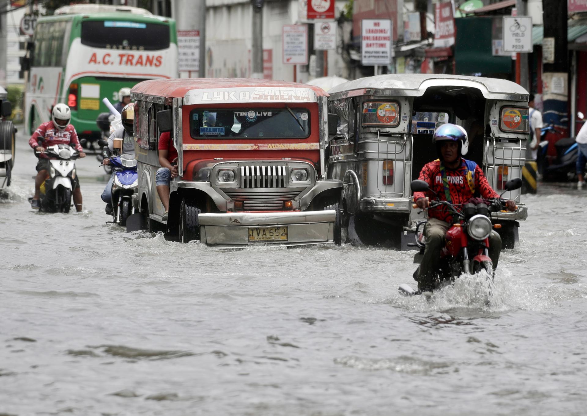 Motorists manoeuvre along a flooded road in Valenzuela city, Metro Manila, Philippines, 29 July 2023. EFE-EPA/FRANCIS R. MALASIG