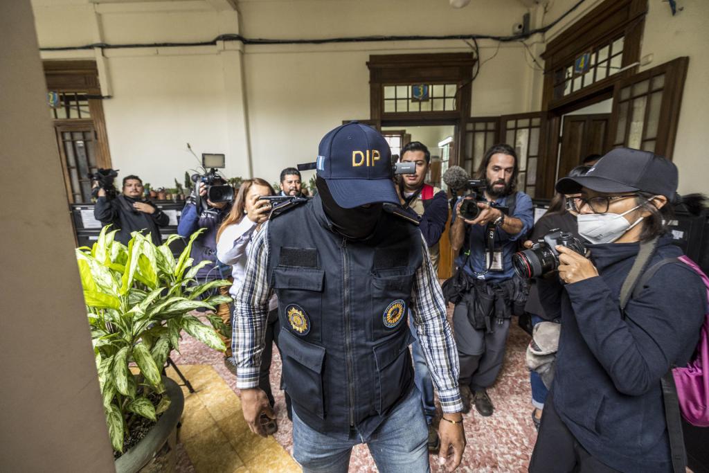Fotografía de un operativo de allanamiento en la sede del Tribunal Supremo Electoral, hoy, en Ciudad de Guatemala (Guatemala). EFE/ Esteban Biba
