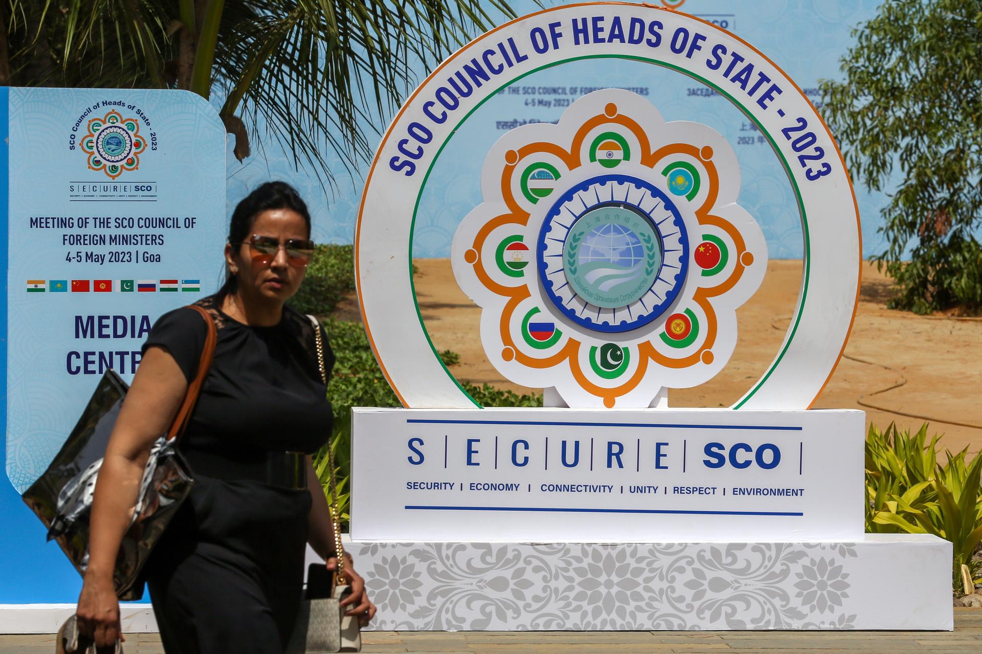 A woman walks past the SCO logo at Azaya Beach Resort, near the venue of the Shanghai Cooperation Organisation (SCO) Summit in Goa, India, 05 May 2023. EFE-EPA FILE/DIVYAKANT SOLANKI
