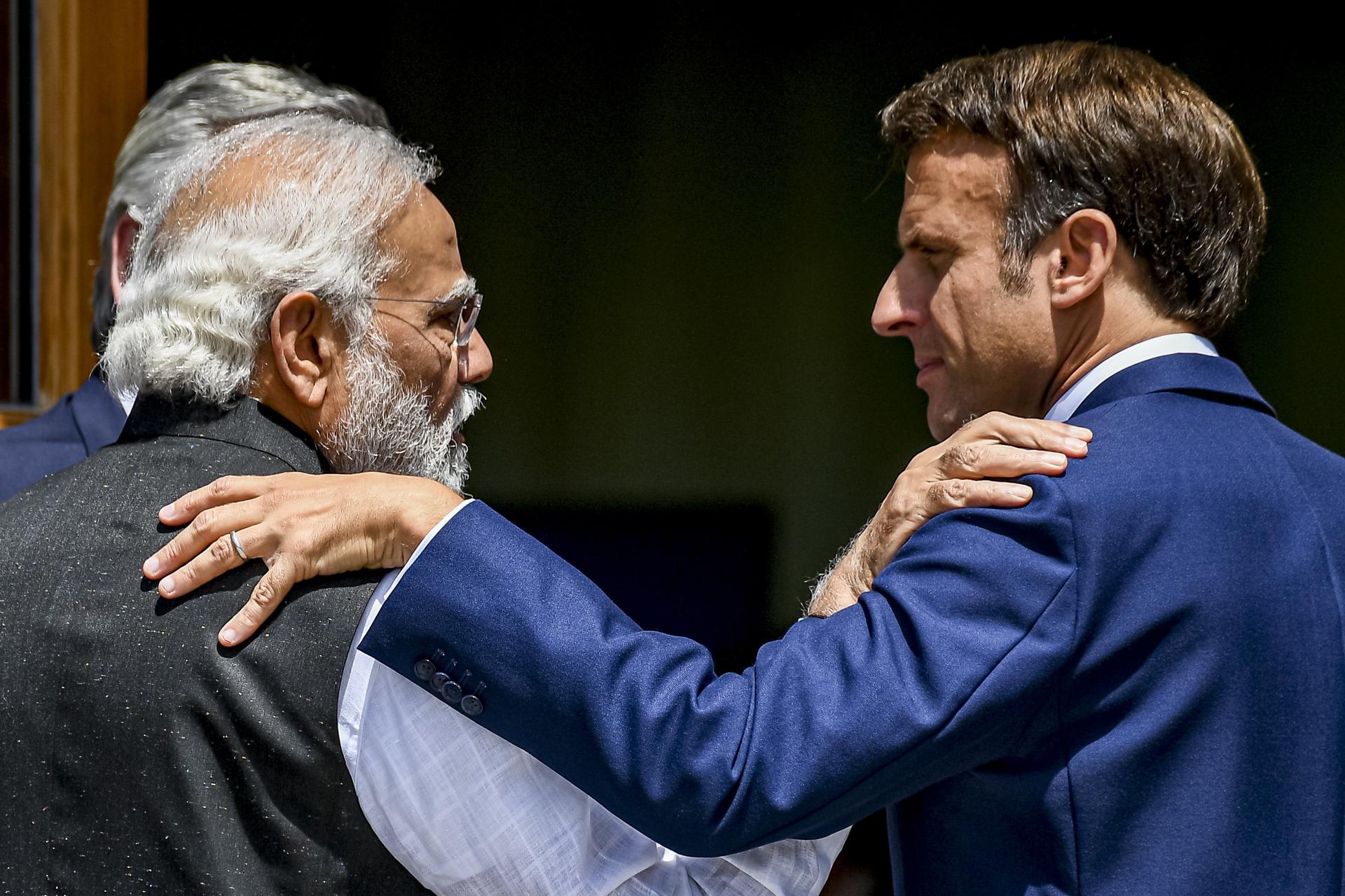 El primer ministro de la India, Narendra Modi (i) saluda al presidente francés, Emmanuel Macron (d) en una fotografía de archivo. EFE/EPA/CHRISTIAN BRUNA
