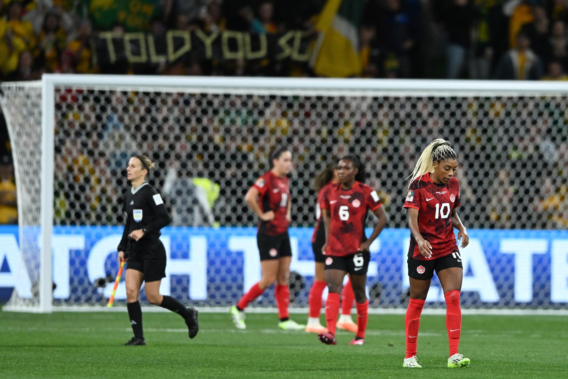 A dejected Canada following their loss to Australia during the FIFA Women's World Cup 2023 soccer Group B match between Canada and Australia at Melbourne Rectangular Stadium in Melbourne, Australia, 31 July 2023. EFE/EPA/JAMES ROSS AUSTRALIA AND NEW ZEALAND OUT EDITORIAL USE ONLY

