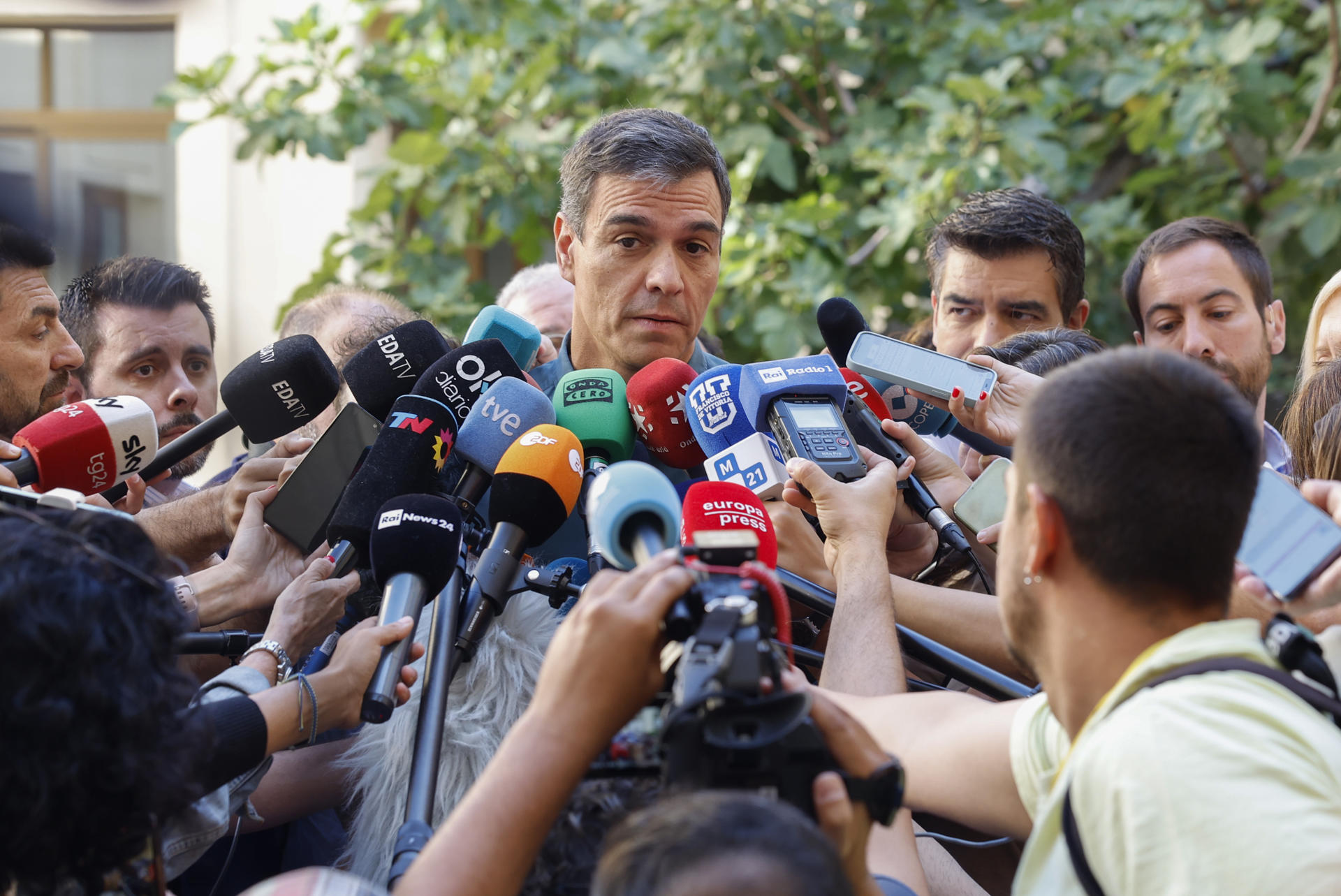 MADRID, 23/07/2023.- Spanish Prime Minister and re-election candidate, Pedro Sanchez (C), talks to media after he cast his ballot for the general elections at a polling station in Madrid, Spain, 23 July 2023. EFE/Ballesteros
