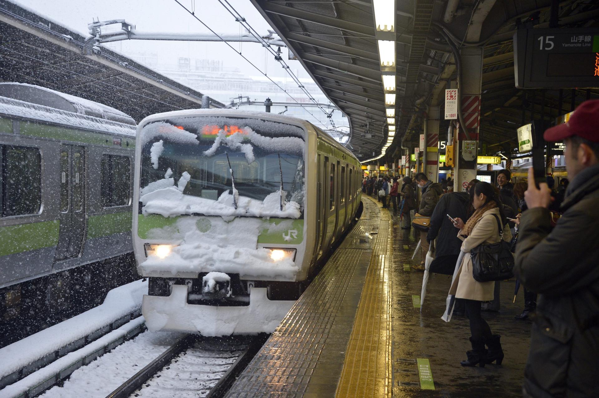 A train covered with snow arrives at Shinjuku station in Tokyo, Japan, 14 January 2013. EFE-EPA FILE/FRANCK ROBICHON