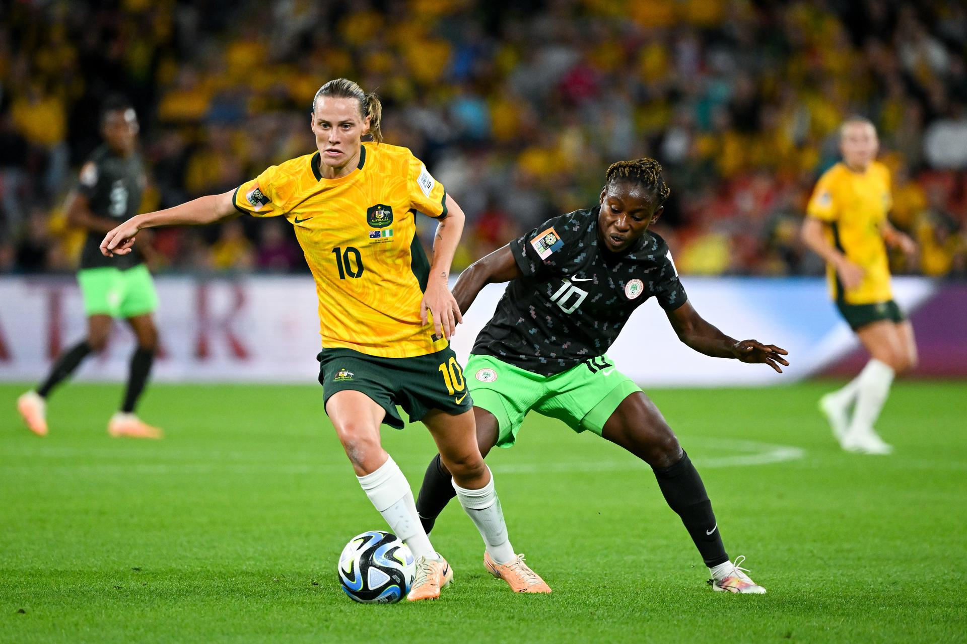 Australia's Emily van Egmond (L) battles Christy Ucheibe of Nigeria during the FIFA Women's World Cup 2023 Group B match in Brisbane, Australia. EFE/EPA/DARREN ENGLAND AUSTRALIA AND NEW ZEALAND OUT EDITORIAL USE ONLY
