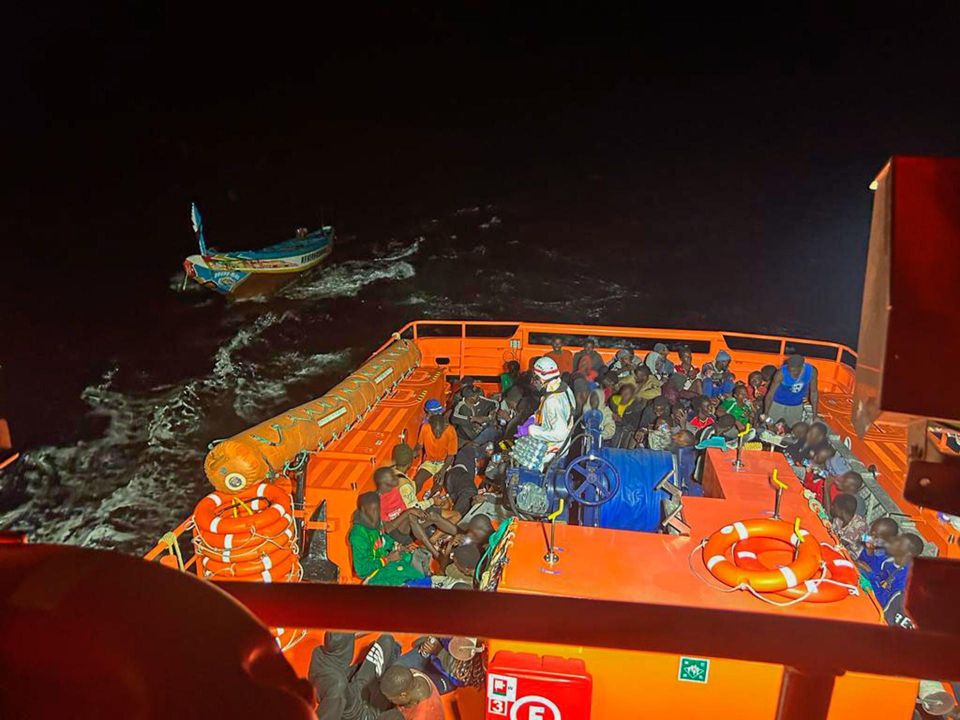Imagen del rescate del cayuco facilitada por Salvamento Marítimo. EFE