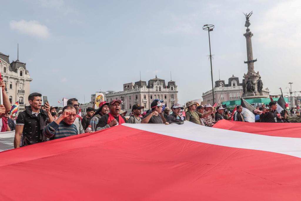 Manifestantes marchan para reclamar la renuncia de la presidenta Dina Boluarte y el cierre del Congreso hoy, en Lima (Perú). EFE/Aldair Mejía
