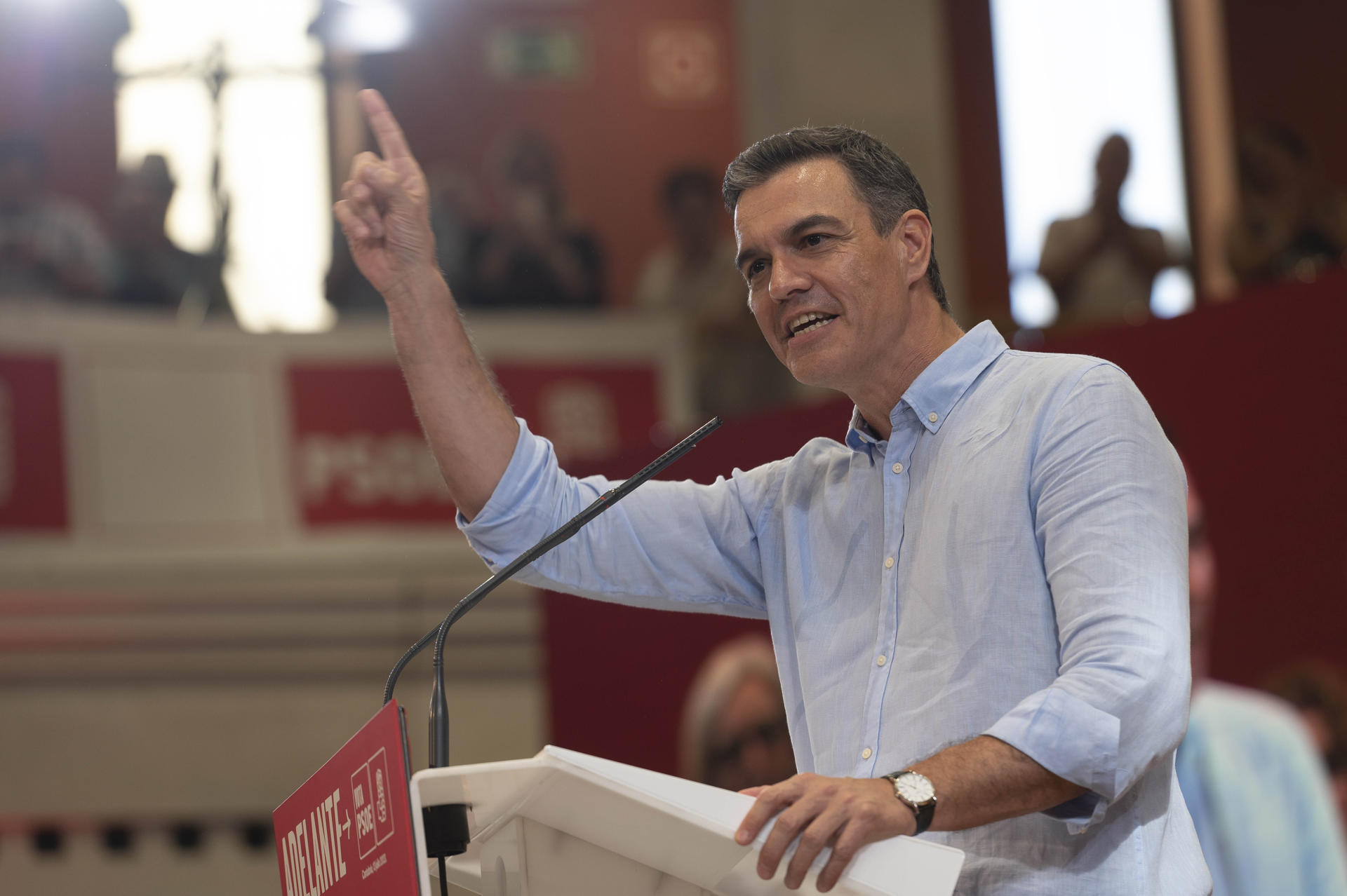 El candidato del PSOE a la reelección como presidente, Pedro Sánchez (c), durante un acto electoral este jueves, en Santander. EFE/ Pedro Puente Hoyos