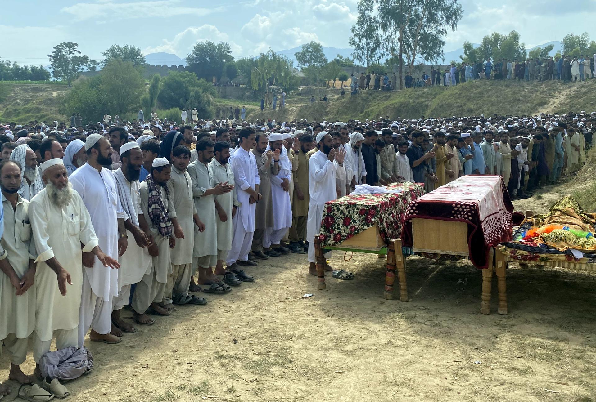 People attend the funeral of the victims of a bomb explosion in Bajaur, Pakistan, 31 July 2023. EFE-EPA/HANIFULLAH KHAN
