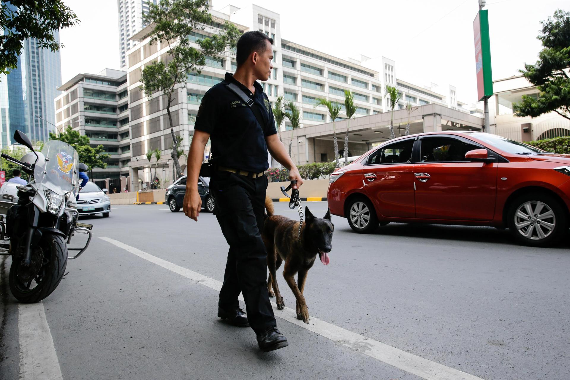 A K9 police officer patrols the area of the Asian Development Bank (ADB) headquarters in Mandaluyong City, northeast of Manila, Philippines, 03 May 2018. EFE-EPA FILE/MARK R. CRISTINO