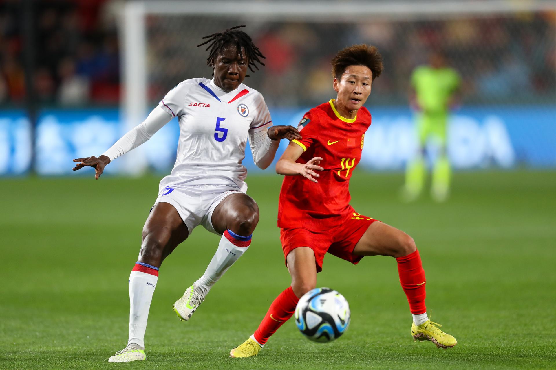 Haiti's Maudeline Moryl (L) vies for the ball with Jiahui Lou of China during the FIFA Women's World Cup Group D match in Adelaide, Australia. EFE/EPA/MATT TURNER AUSTRALIA AND NEW ZEALAND OUT EDITORIAL USE ONLY
