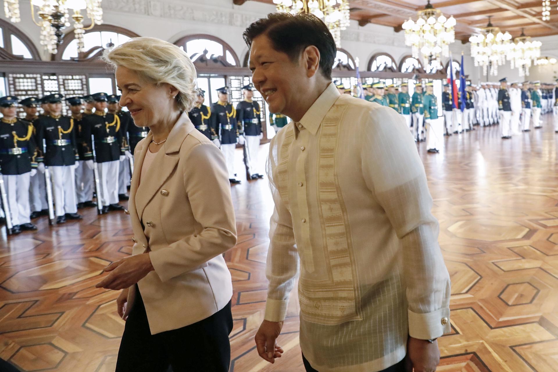 Philippine President Ferdinand Marcos Jr. (R) walks with President of the European Commission Ursula von der Leyen during arrival honors at the Malacanang presidential palace in Manila, Philippines 31 July 2023. EFE/EPA/ROLEX DELA PENA/POOL