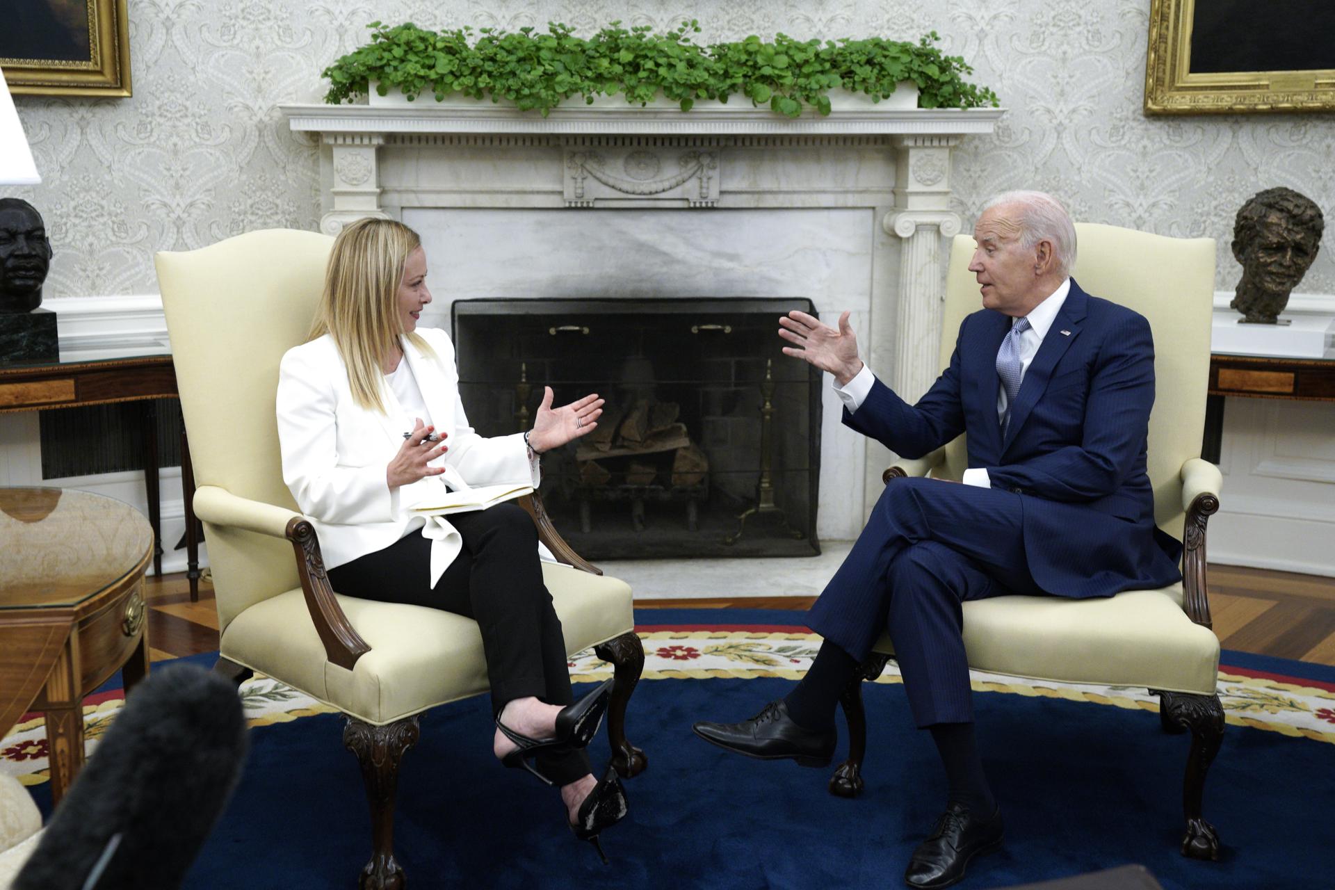 El presidente estadounidense, Joe Biden, y la primera ministra italiana, Giorgia Meloni, se reúnen en el Despacho Oval de la Casa Blanca, en Washington (EE.UU.), este 27 de julio de 2023. EFE/EPA/Yuri Gripas/Pool