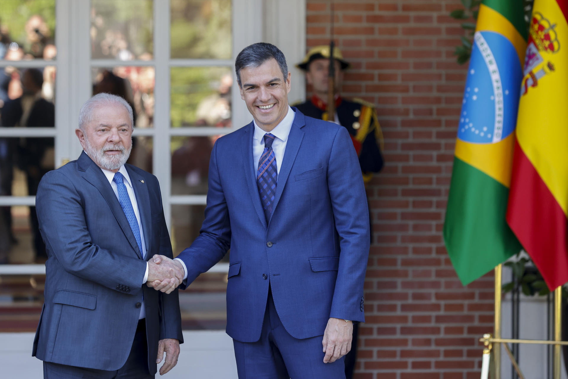 Foto de arquivo do presidente do governo da Espanha, Pedro Sánchez, ao lado do presidente Luiz Inácio Lula da Silva no Palácio da Moncloa, em Madri. EFE/ARQUIVO/Javier Lizón