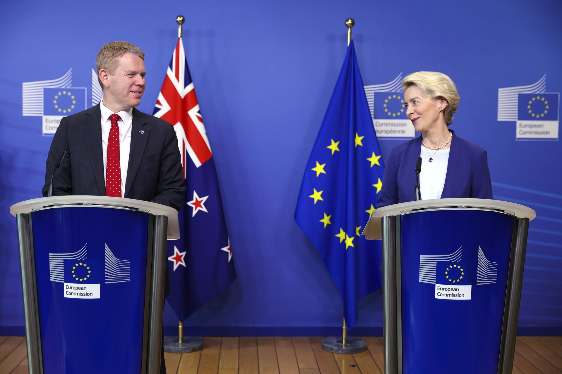 New Zealand Prime Minister Chris Hipkins (L) and European Commission President Ursula von der Leyen (R) attend the signing ceremony of the EU-New Zealand Free Trade Agreement, at the European Commission in Brussels, Belgium, 09 July 2023. EFE-EPA/JULIEN WARNAND