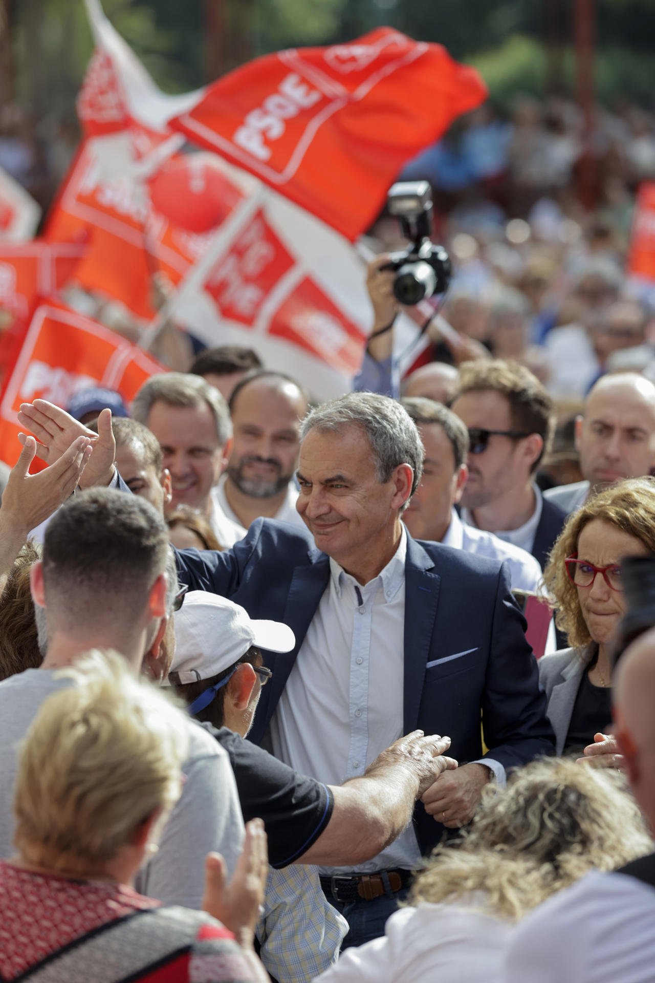 El expresidente del Gobierno José Luis Rodríguez Zapatero (c) saluda  a simpatizantes este martes en un mitin de campaña en A Coruña. EFE/Cabalar
