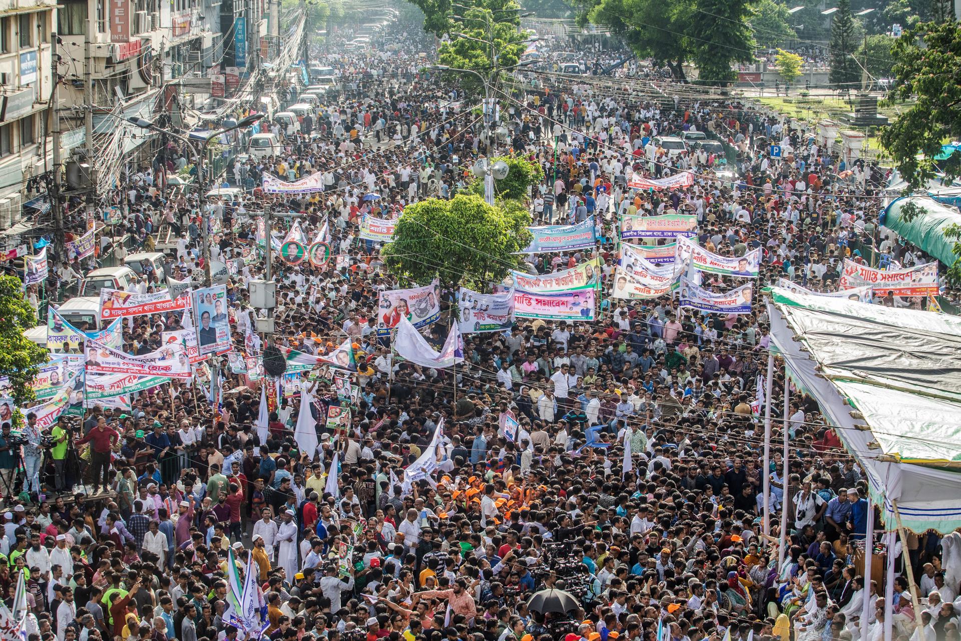 Supporters of the Bangladesh Awami League (AL) ruling party carry banners as they gather during a peace rally in front of the South gate of Baitul Mukarram National Mosque in Dhaka, Bangladesh, 12 July 2023. EFE/EPA/MONIRUL ALAM

