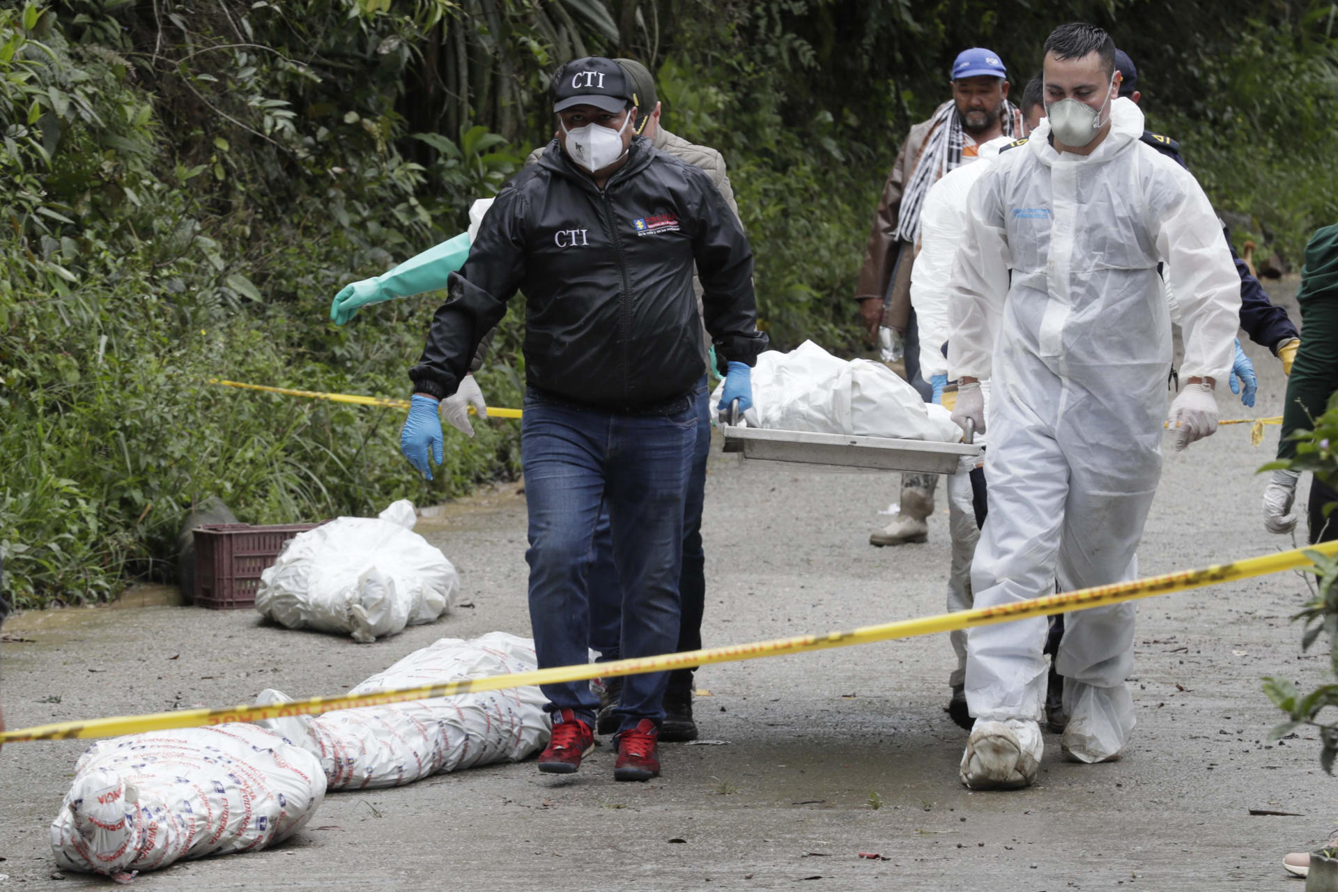Members of Colombia's Technical Investigation Team (CTI), a division of the Attorney General's Office, on 18 July 2023 transport the body of a victim of a mudslide that occurred in the central municipality of Quetame (Colombia). EFE/Carlos Ortega
