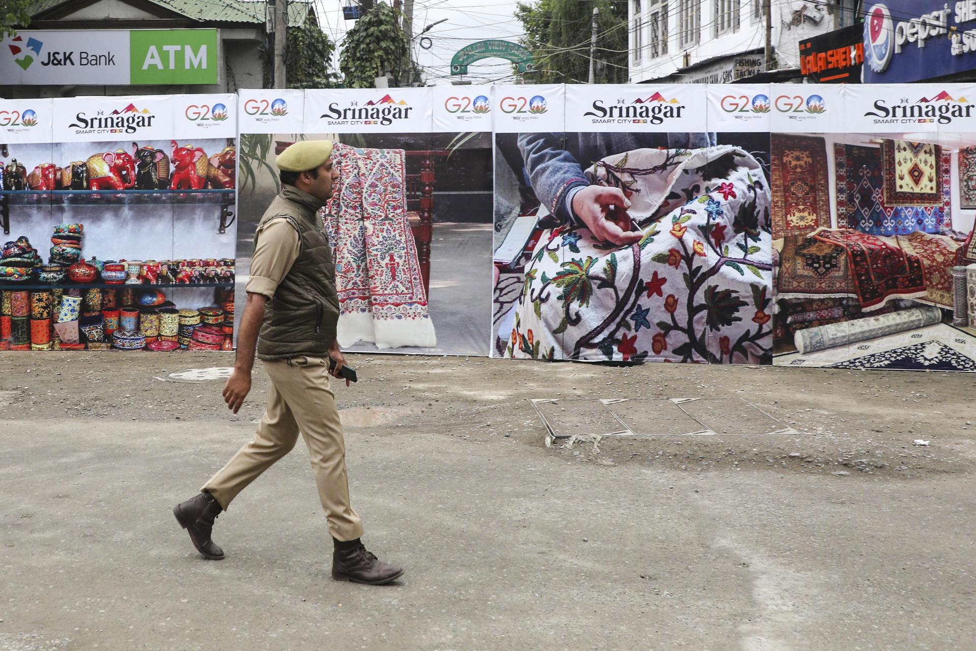 An Indian police officer walks near the Polo View High Street Market in Srinagar, the summer capital of Indian Kashmir, 24 May 2023. EFE/EPA/FILE/FAROOQ KHAN