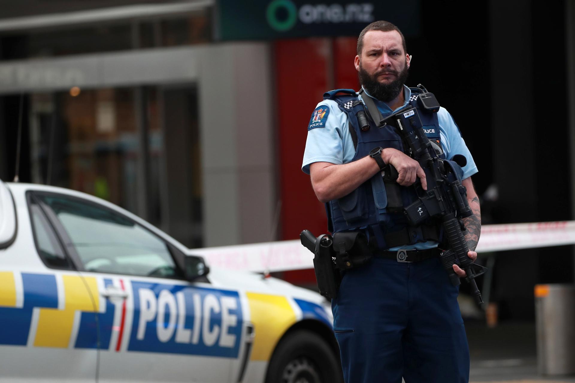 Police stand guard at a cordoned off area near the site of a shooting, in Queen Street, Auckland, New Zealand, 20 July 2023. EFE/EPA/HOW HWEE YOUNG