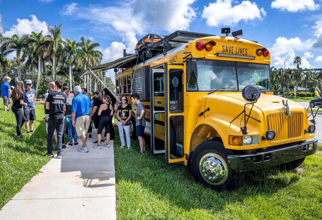 Padres de las víctimas del tiroteo de 2018 en la escuela secundaria Marjory Stoneman Douglas, visitan el autobús que hará la "Guac's Magical Tour", este 3 de julio de 2023, en Parkland, Florida. EFE/Cristóbal Herrera
