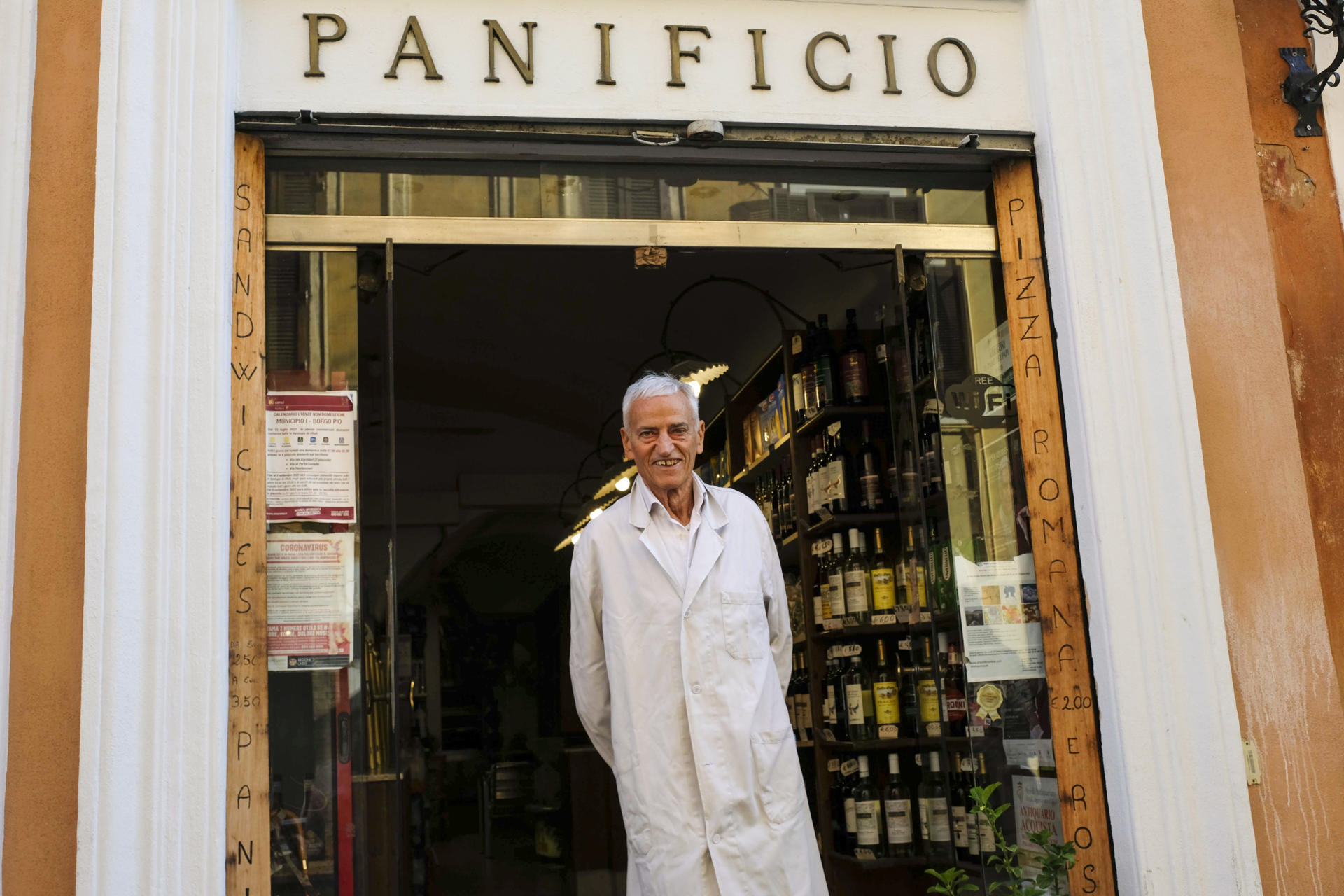 Angelo Arrigoni outside his bakery in Rome. EFE/Antonello Nusca