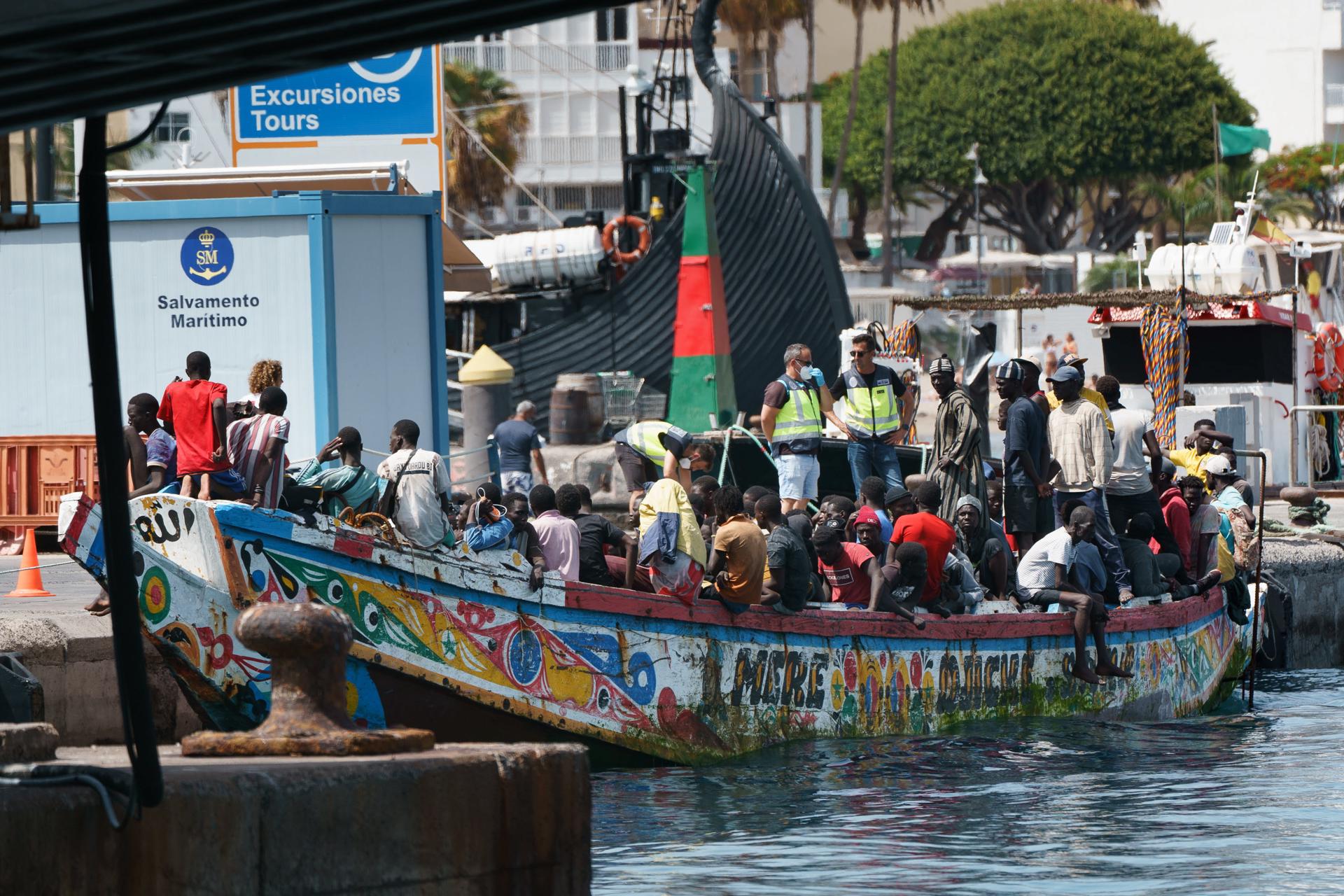 Foto de un cayuco con 157 inmigrantes a bordo que llegó el 4 de julio al puerto de Los Cristianos, en sur de Tenerife. EFE/ Ramón de la Rocha