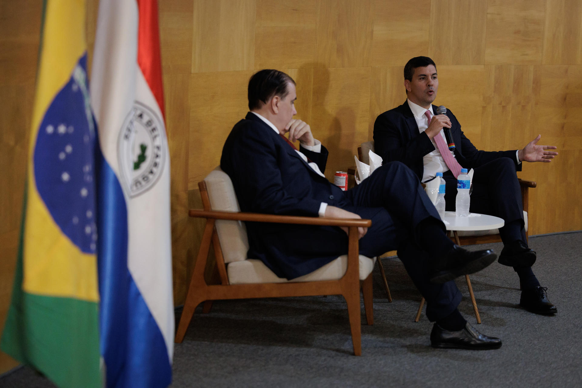 O presidente eleito do Paraguai, Santiago Peña, fala ao lado do presidente da Fundação Getulio Vargas (FGV), Carlos Ivan Simonsen, durante ato acadêmico em São Paulo, Brasil, nesta quarta-feira. EFE/Isaac Fontana