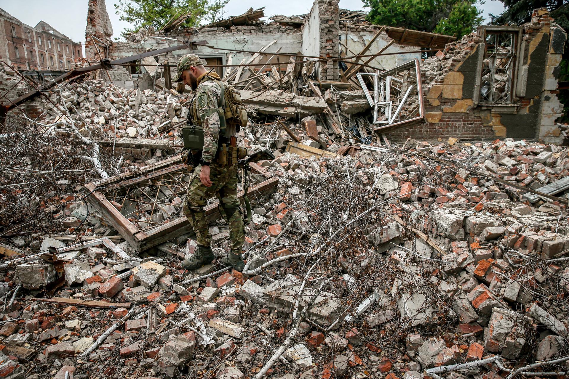 Un soldado ucraniano entre las ruinas de un edificio objetivo de un ataque ruso el pasado jueves en la región de Donetsk.
