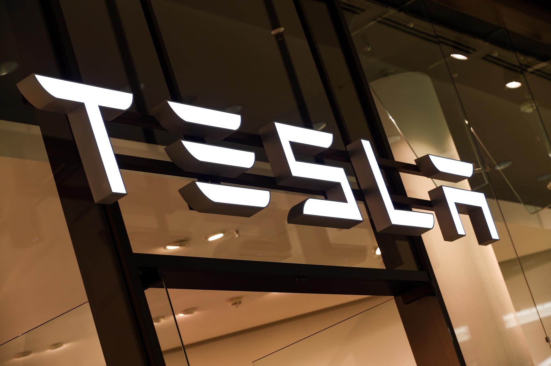 De enero a junio de este año, los ingresos de Tesla ascendieron a 48.256 millones de dólares, un 35,2 % más que hace un año. EFE/EPA/FELIPE TRUEBA