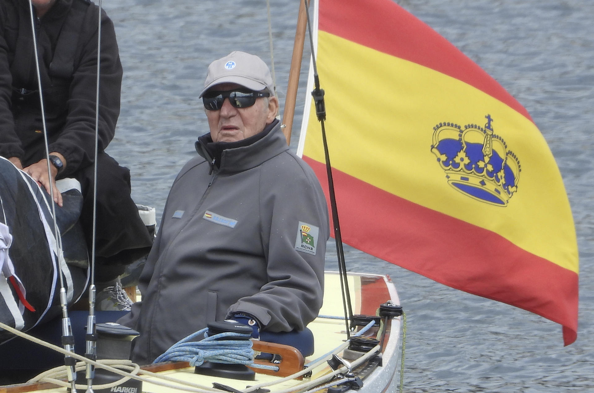 El rey emérito, Juan Carlos I, regresa de navegar en Sanxenxo, Pontevedra, este jueves. EFE/ Lavandeira Jr