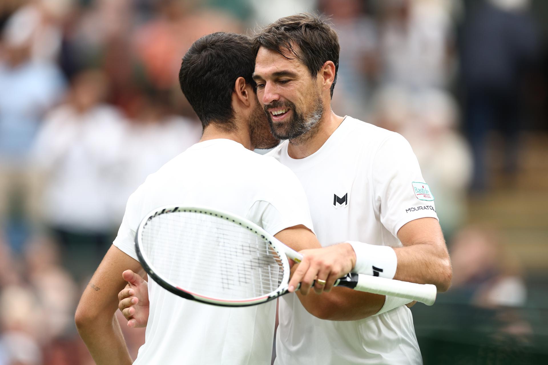 Spain's Carlos Alcaraz of Spain (L) hugs Jeremy Chardy after clinching a 6-0, 6-2, 7-5 first-round victory over the Frenchman at the Wimbledon Championships, Wimbledon, Britain, on 4 July 2023. EFE/EPA/ADAM VAUGHAN EDITORIAL USE ONLY EDITORIAL USE ONLY
