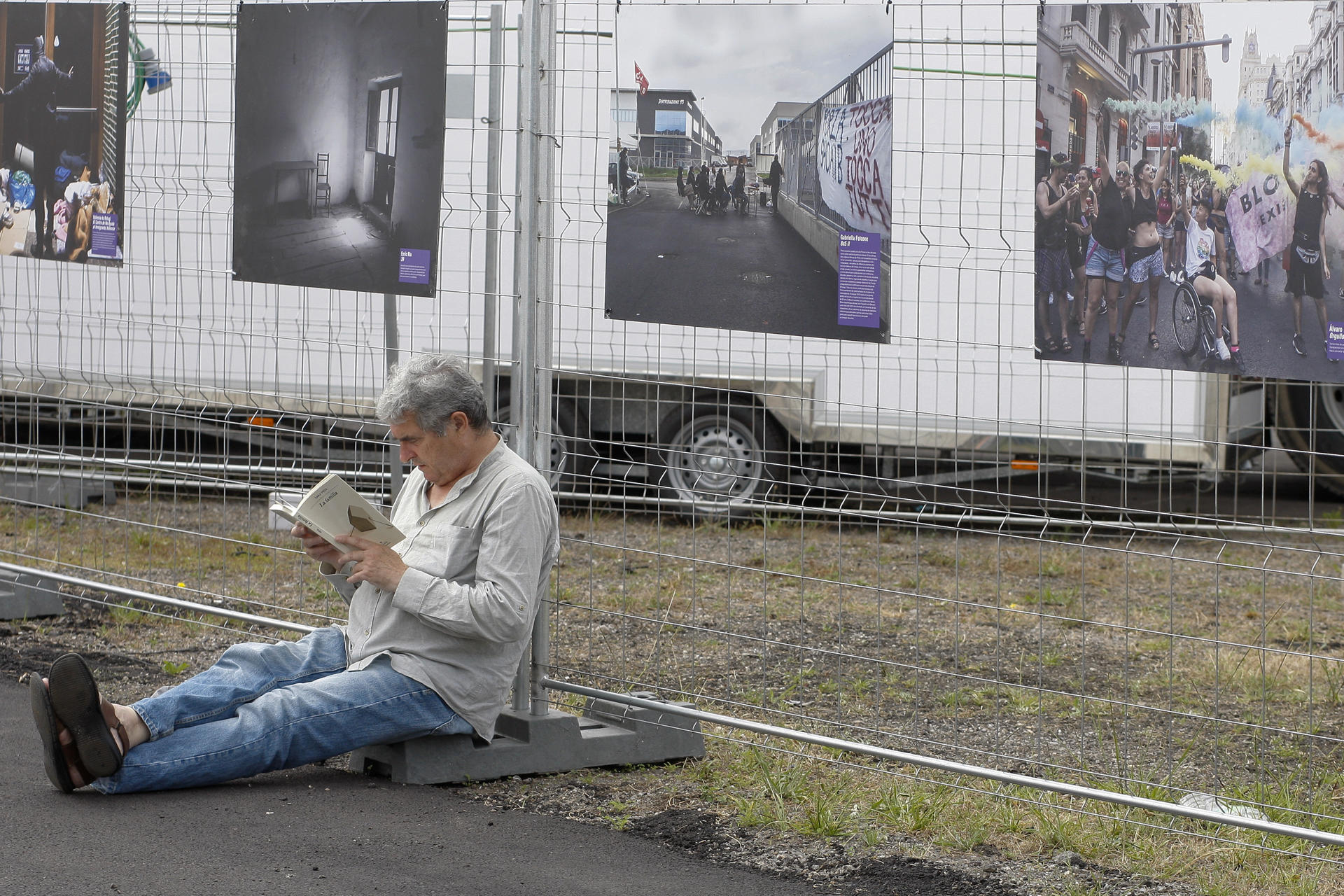 Un hombre lee junto a una exposición de fotos en el recinto de la Semana Negra de Gijón, que se realizará entre el 7 y el 16 de julio y hará un homenaje a su fundador, el escritor hispano mexicano Paco Ignacio Taibo II. EFE/Juan González.