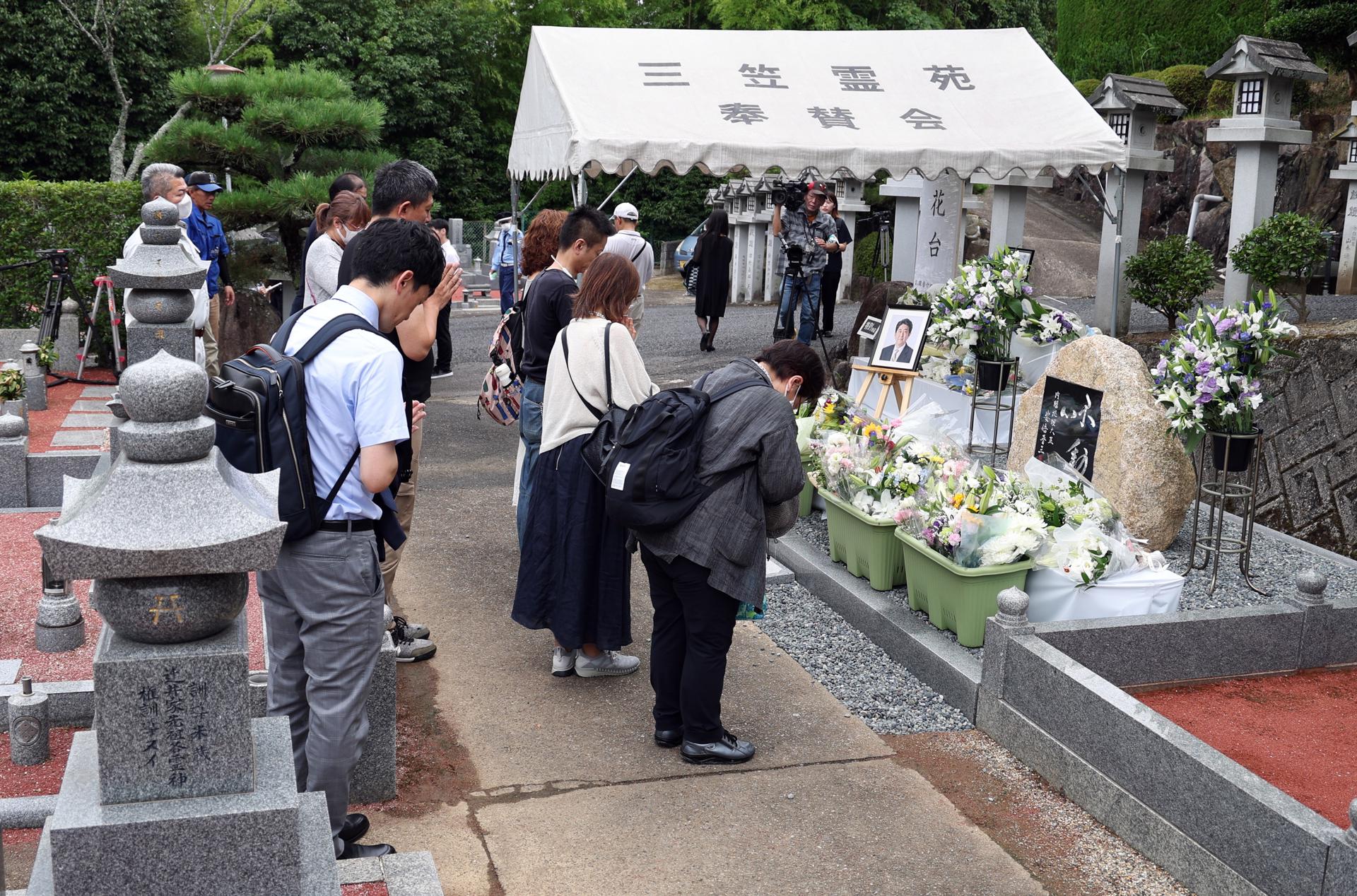 People offer prayers at a cenotaph for former Japanese Prime Minister Shinzo Abe in Nara, western Japan, 08 July 2023. EFE/EPA/JIJI PRESS JAPAN OUT EDITORIAL USE ONLY
