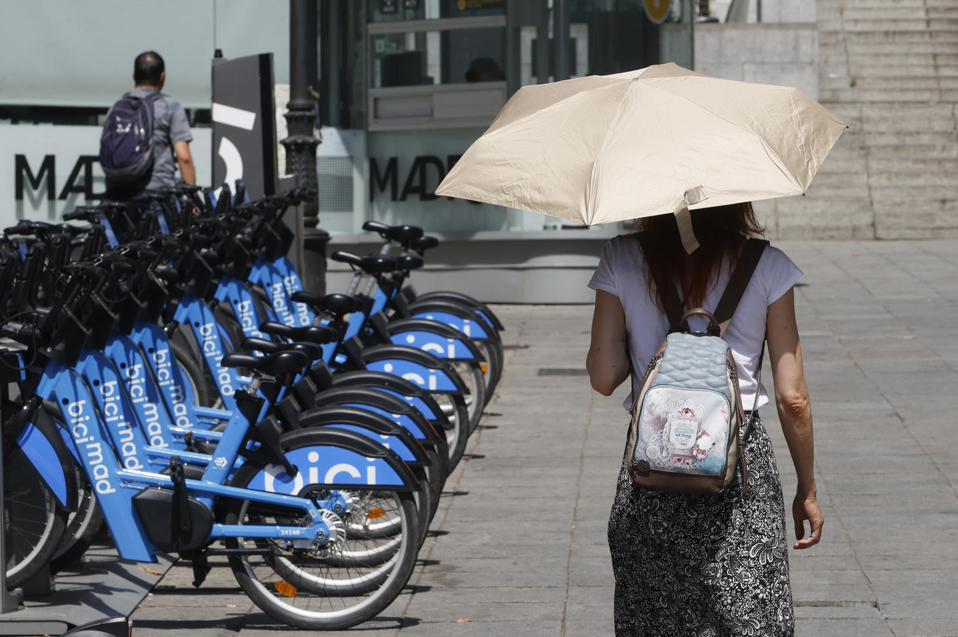 Una viandante se protege del sol con un paraguas mientras camina por el centro de Madrid. EFE/ Mariscal
